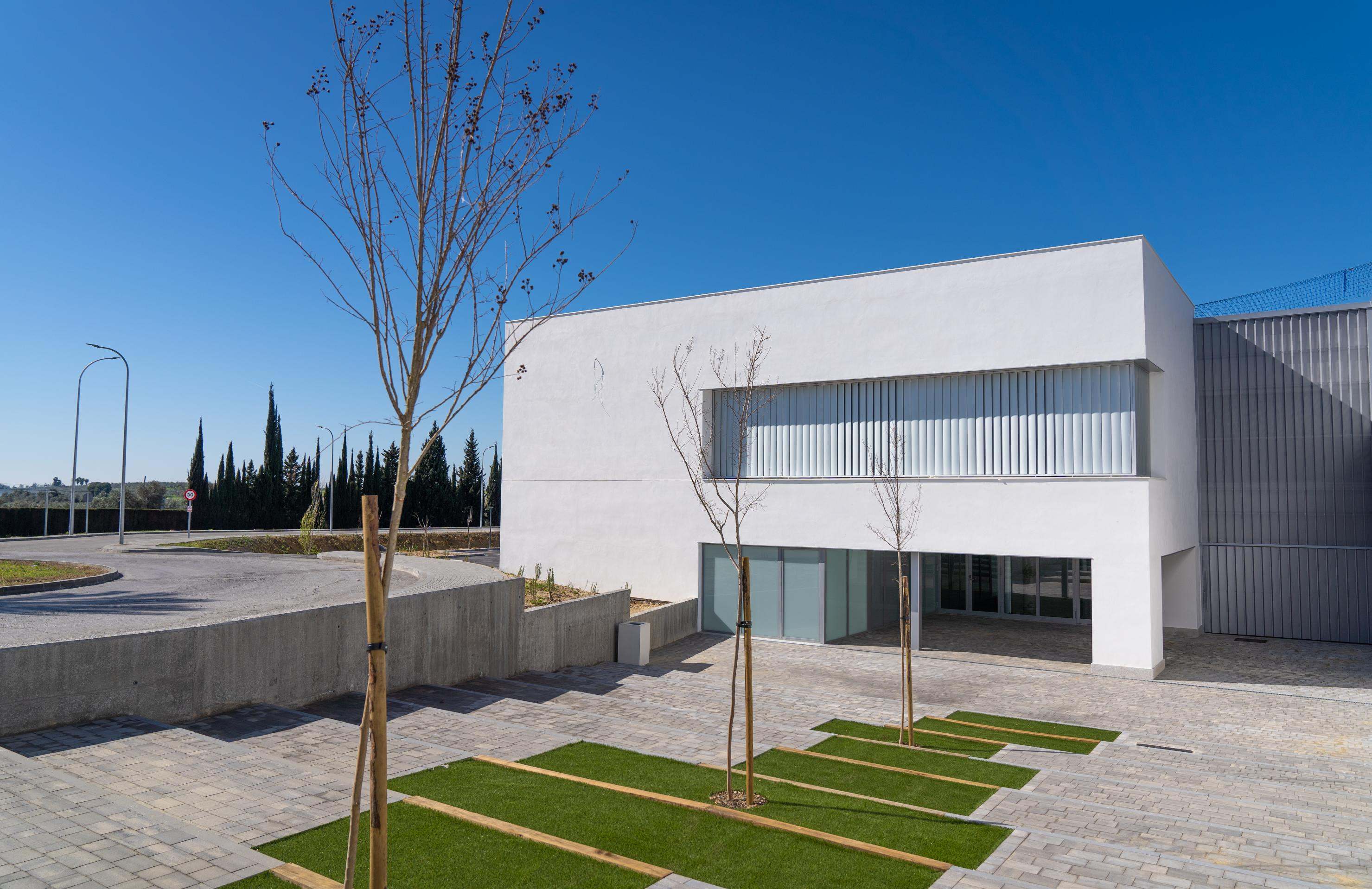 Fachada del nuevo campus del CEU en Sevilla