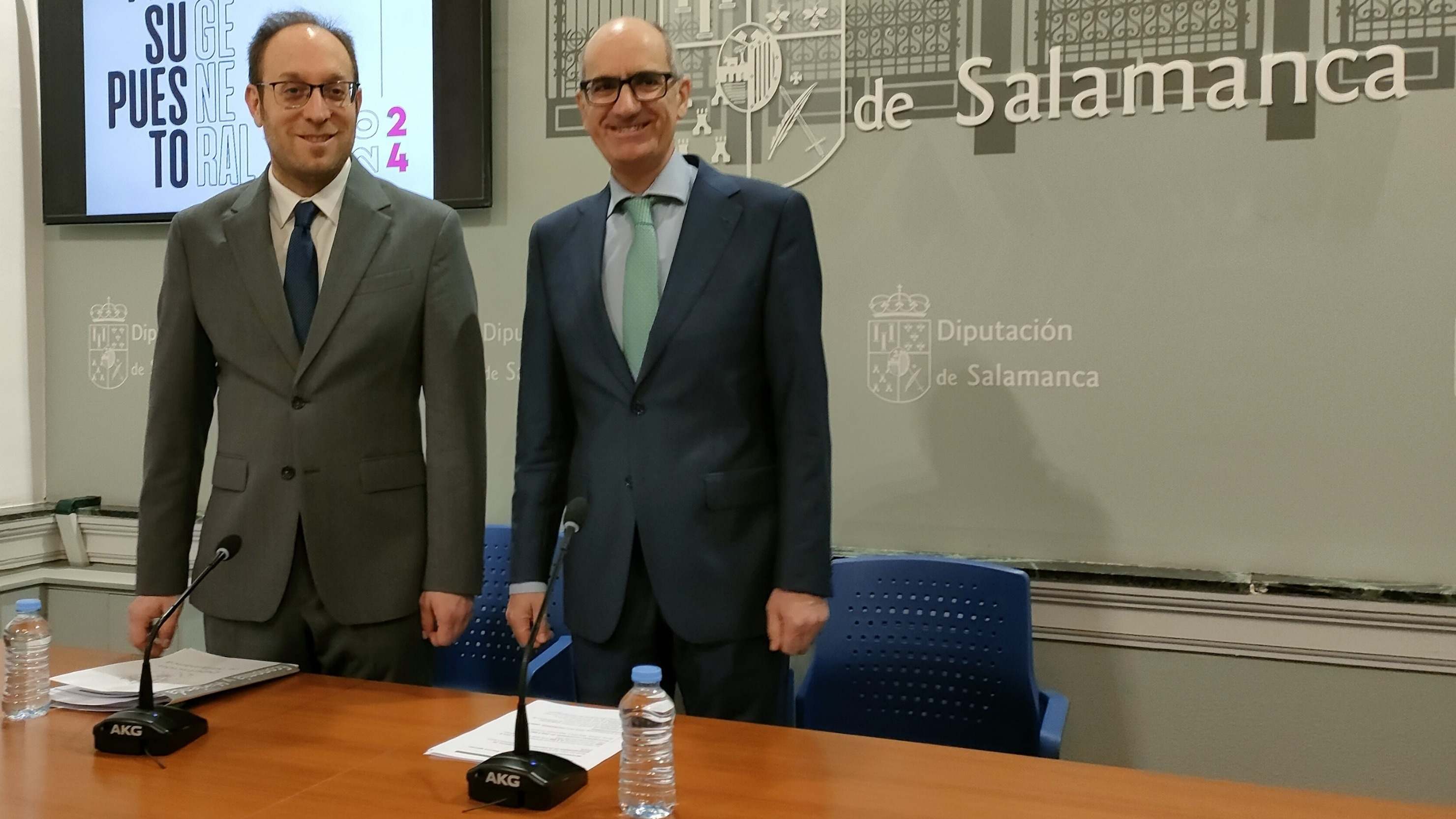 El presidente de la Diputación de Salamanca, Javier Iglesias (d), junto al diputado Marcos Iglesias 
