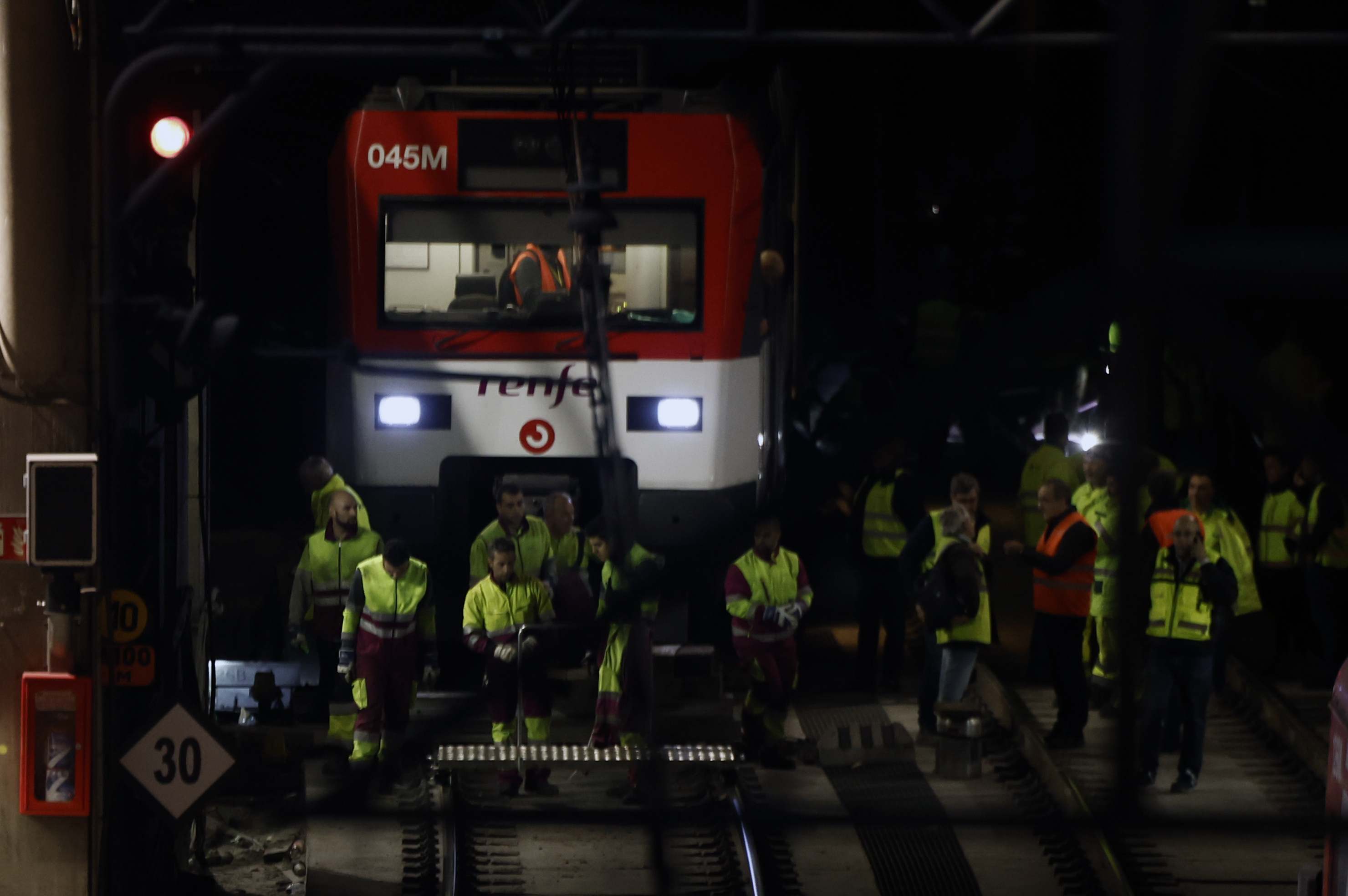 Tren descarrilado en Atocha el pasado martes. / EFE
