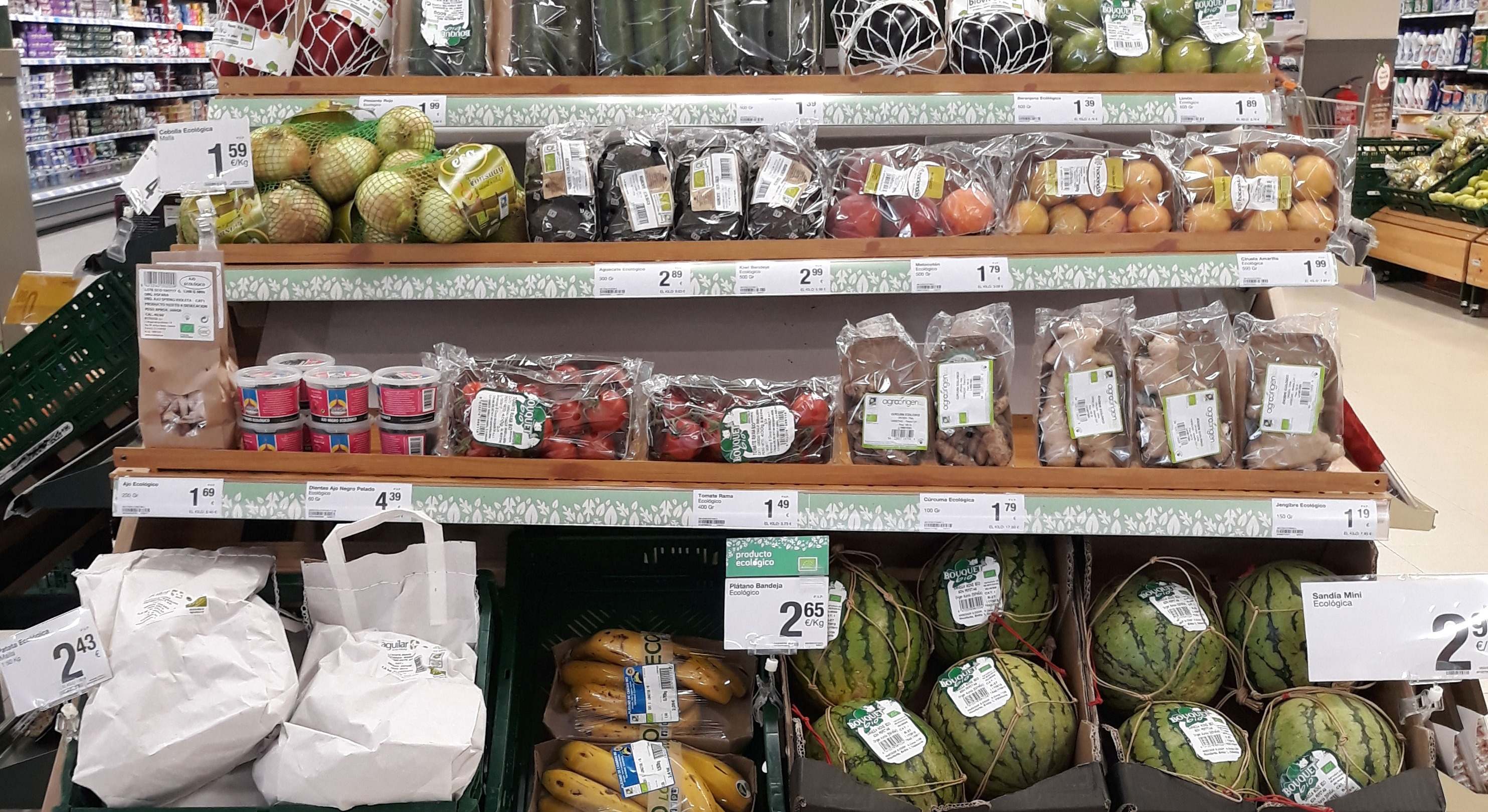 Foto de archivo de un expositor de frutas y hortalizas ecológicas