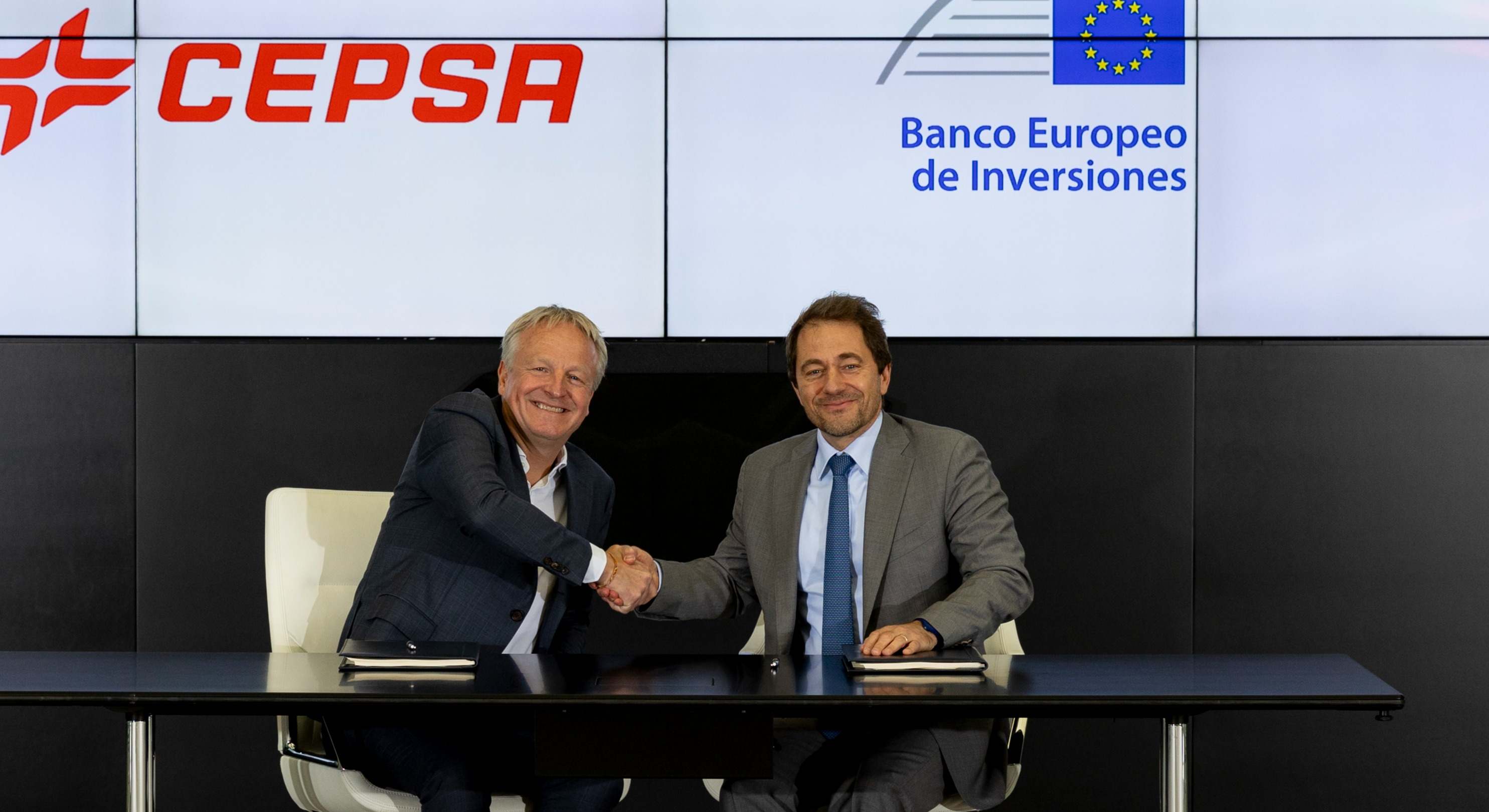 Maarten Wetselaar, CEO de Cepsa y Gilles Badot, director de Operaciones para España y Portugal del BEI,
