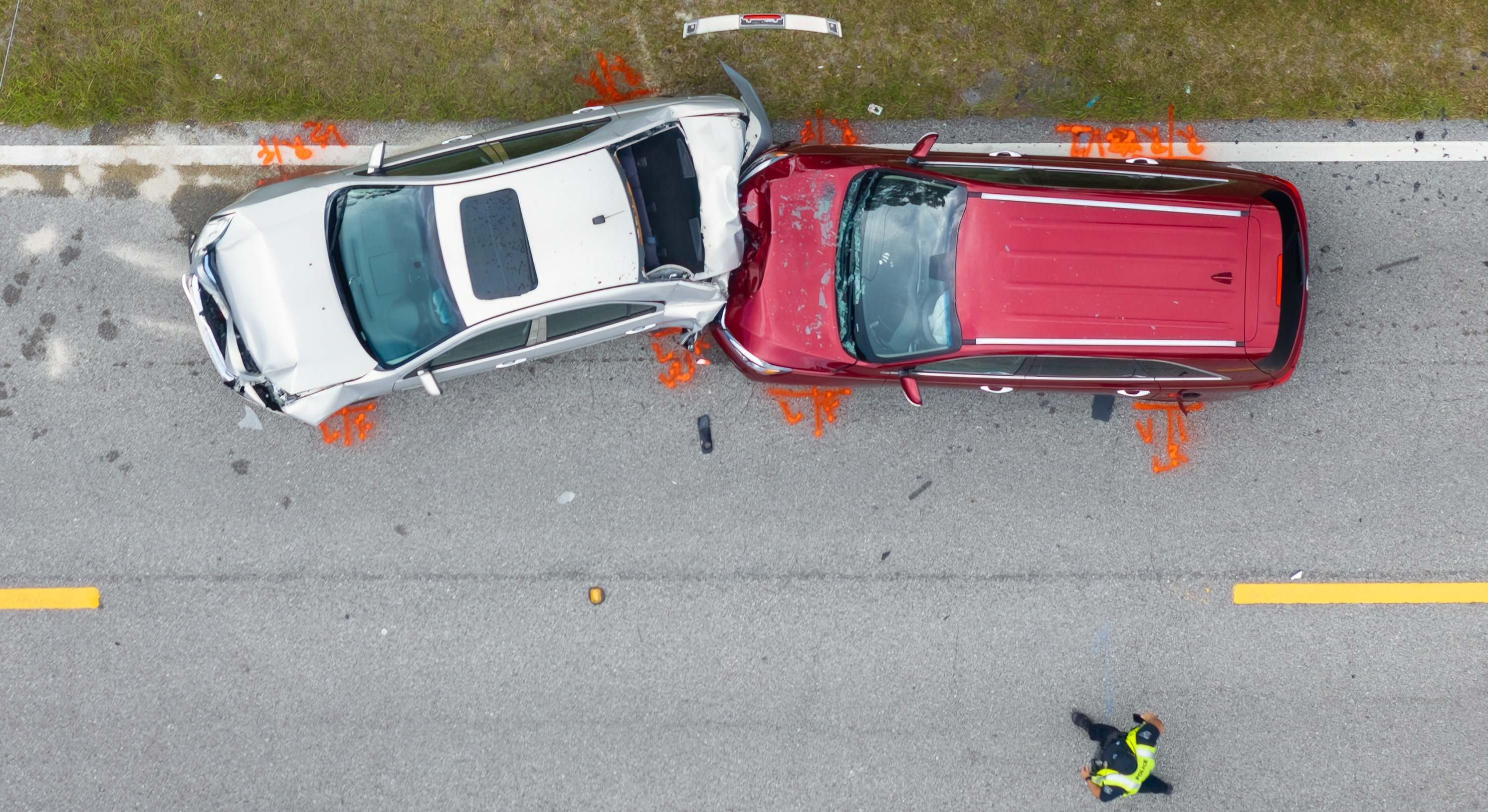 Choque automovilístico con dos vehículos chocaron en el lugar del accidente de tráfico en una calle