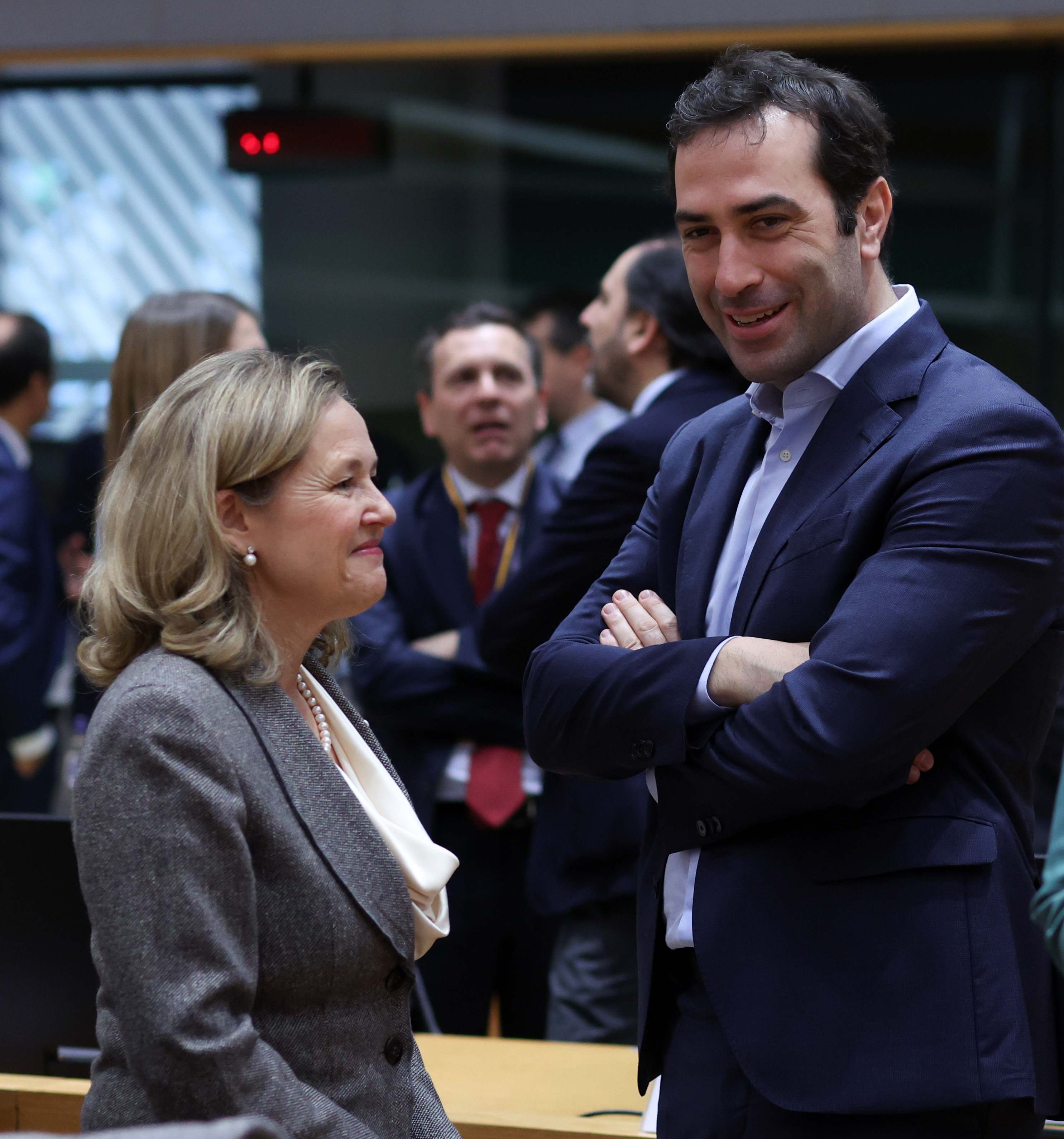 La presidenta del Banco Europeo de Inversiones, Nadia Calviño y el ministro de Economía, Carlos Cuerpo
