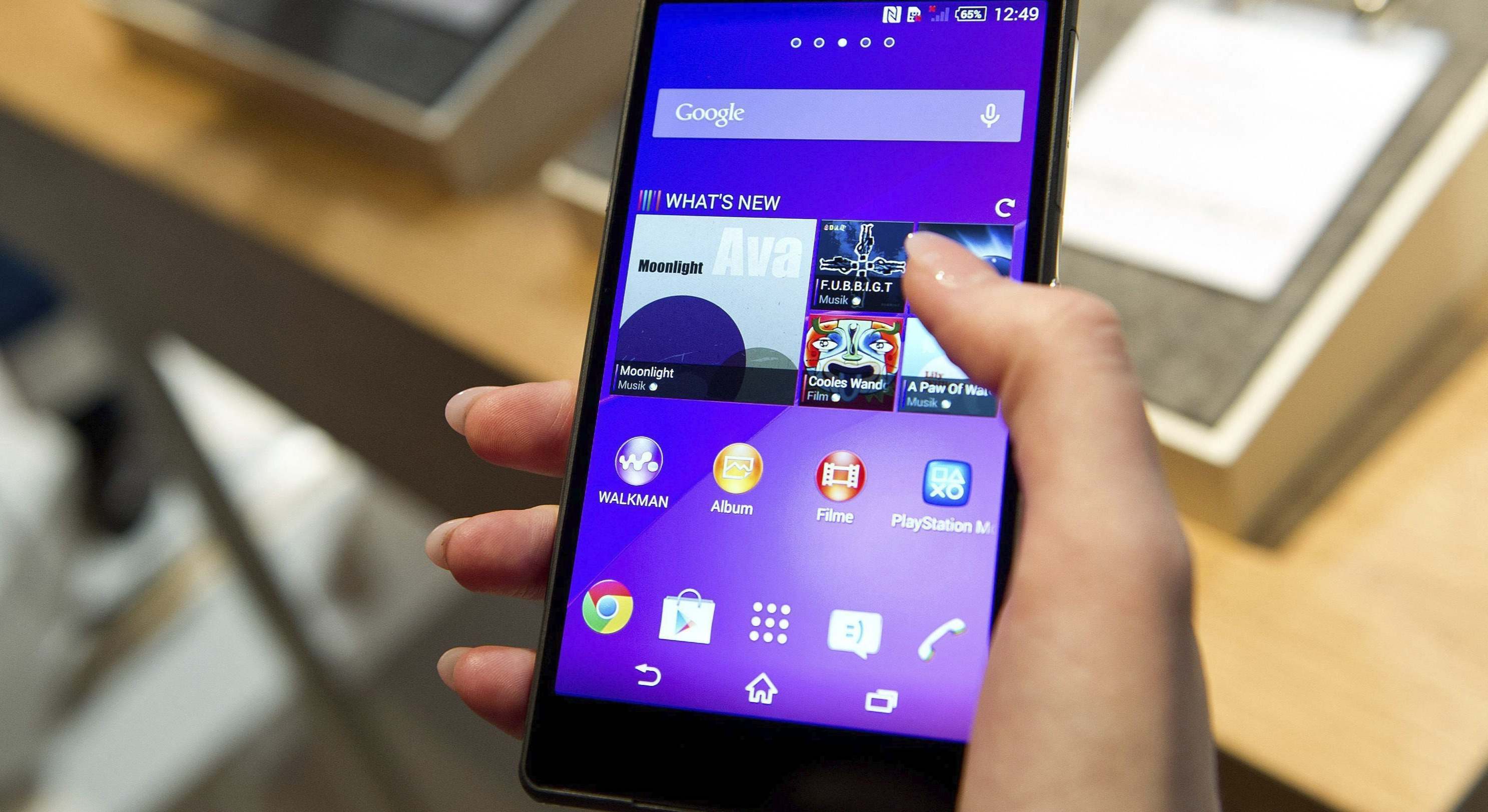 Una mujer sostiene un teléfono