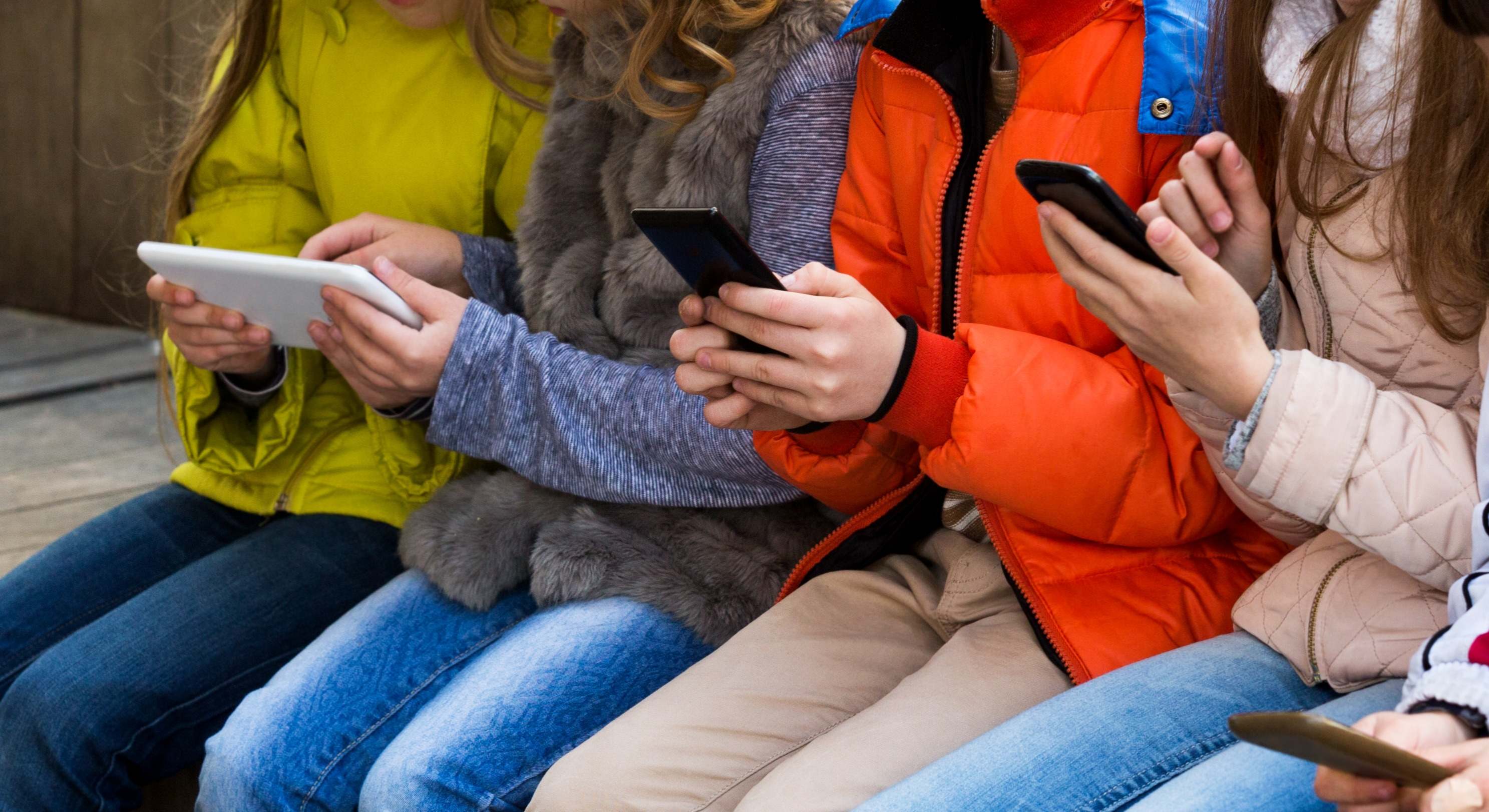 Un grupo de niños con dispositivos móviles
