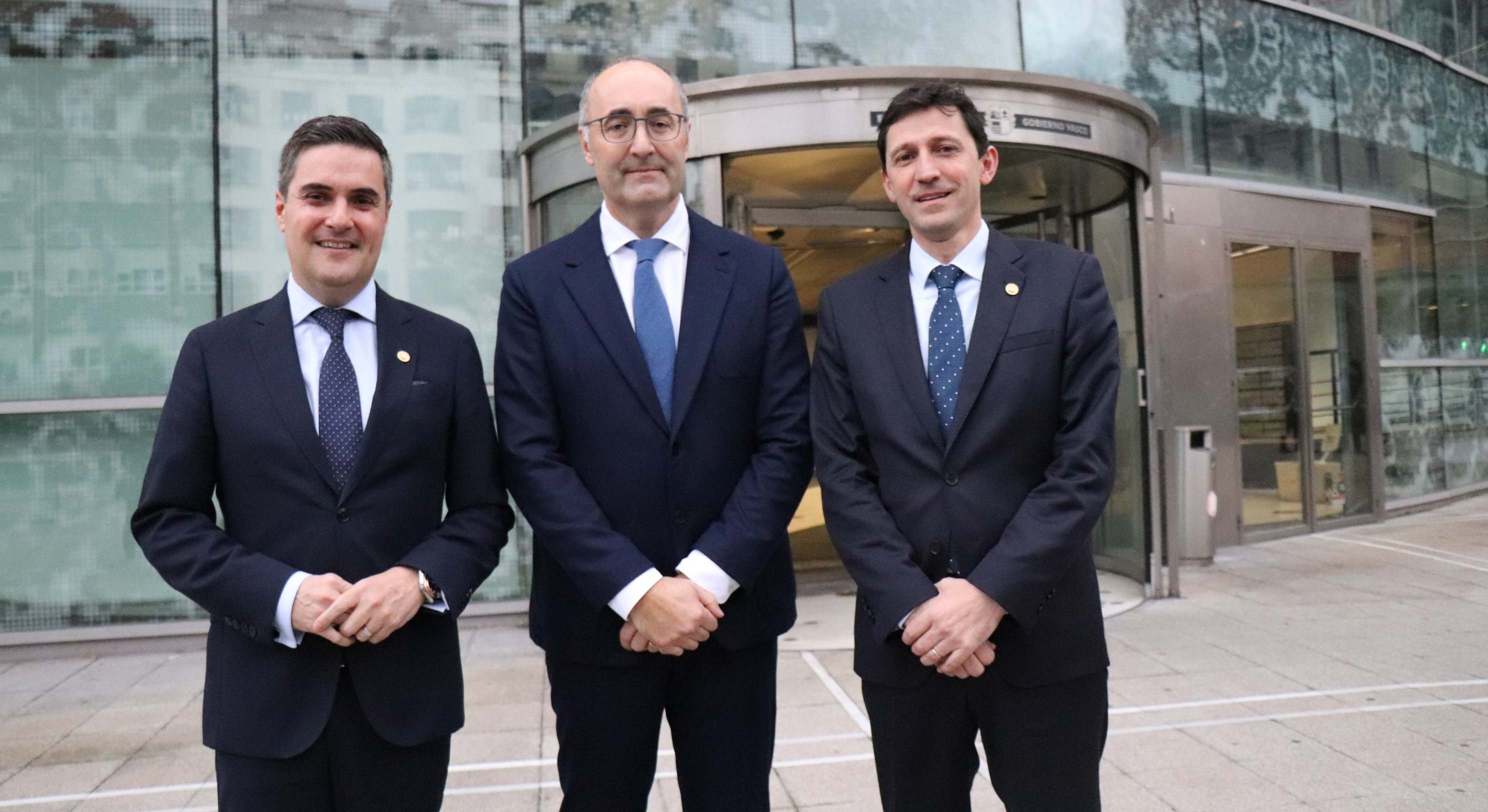 Los consejeros de Industria, Mikel Jauregi, y de Hacienda, Noël d'Anjou, flanquean al presidente de Arania, Eric Arana.