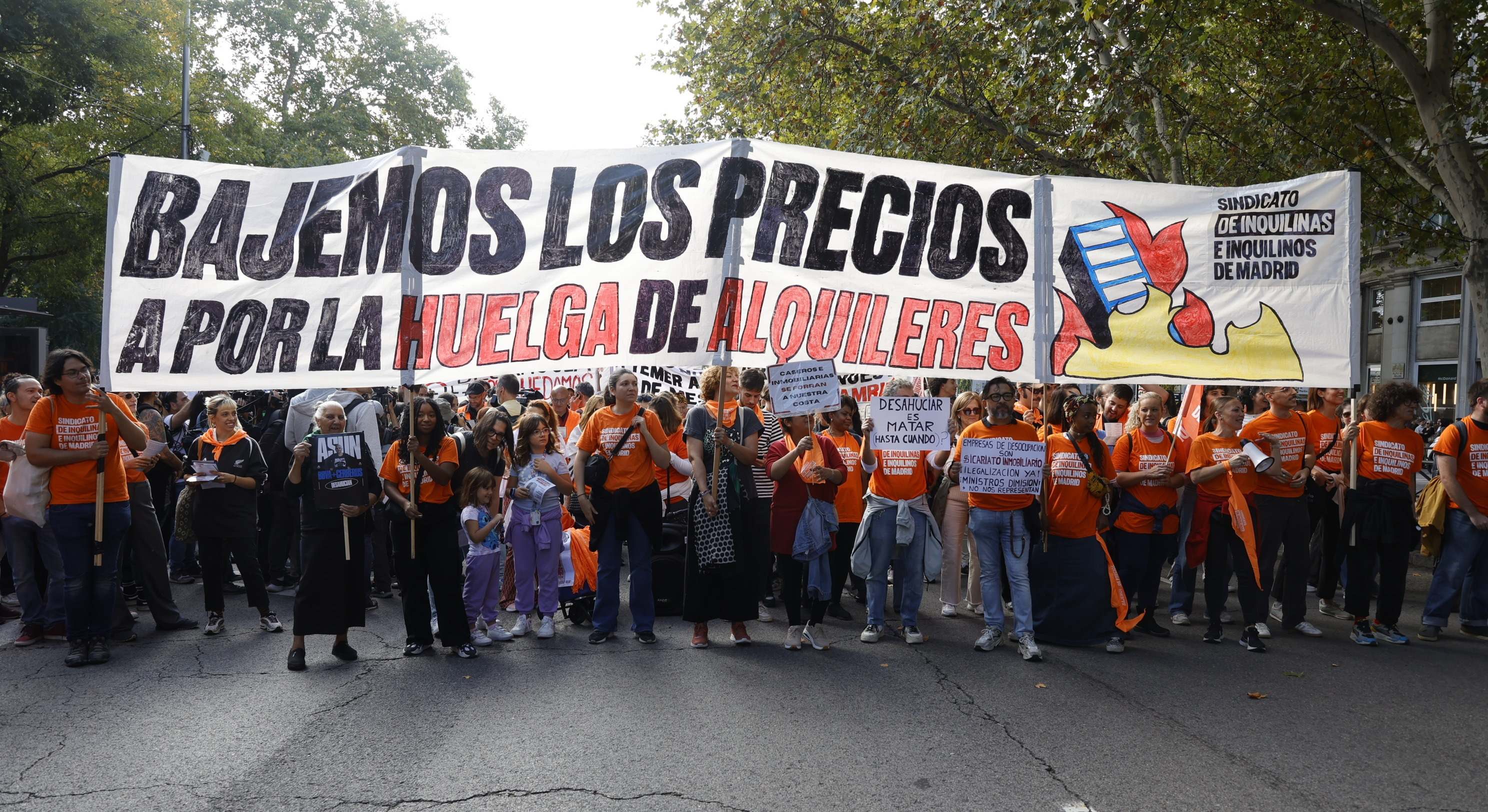 Decenas de personas durante una manifestación para denunciar el precio de los alquileres en Madrid.