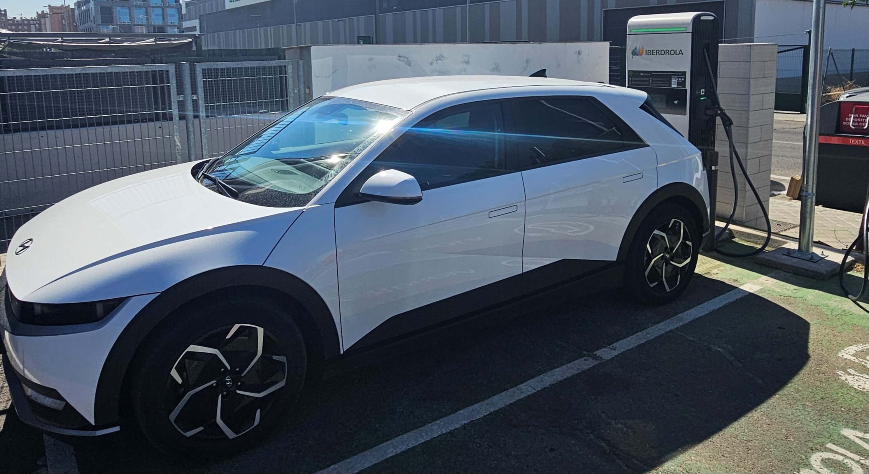 Un hyundai Tucson recarga en un punto de Iberdrola. IBERDROLA