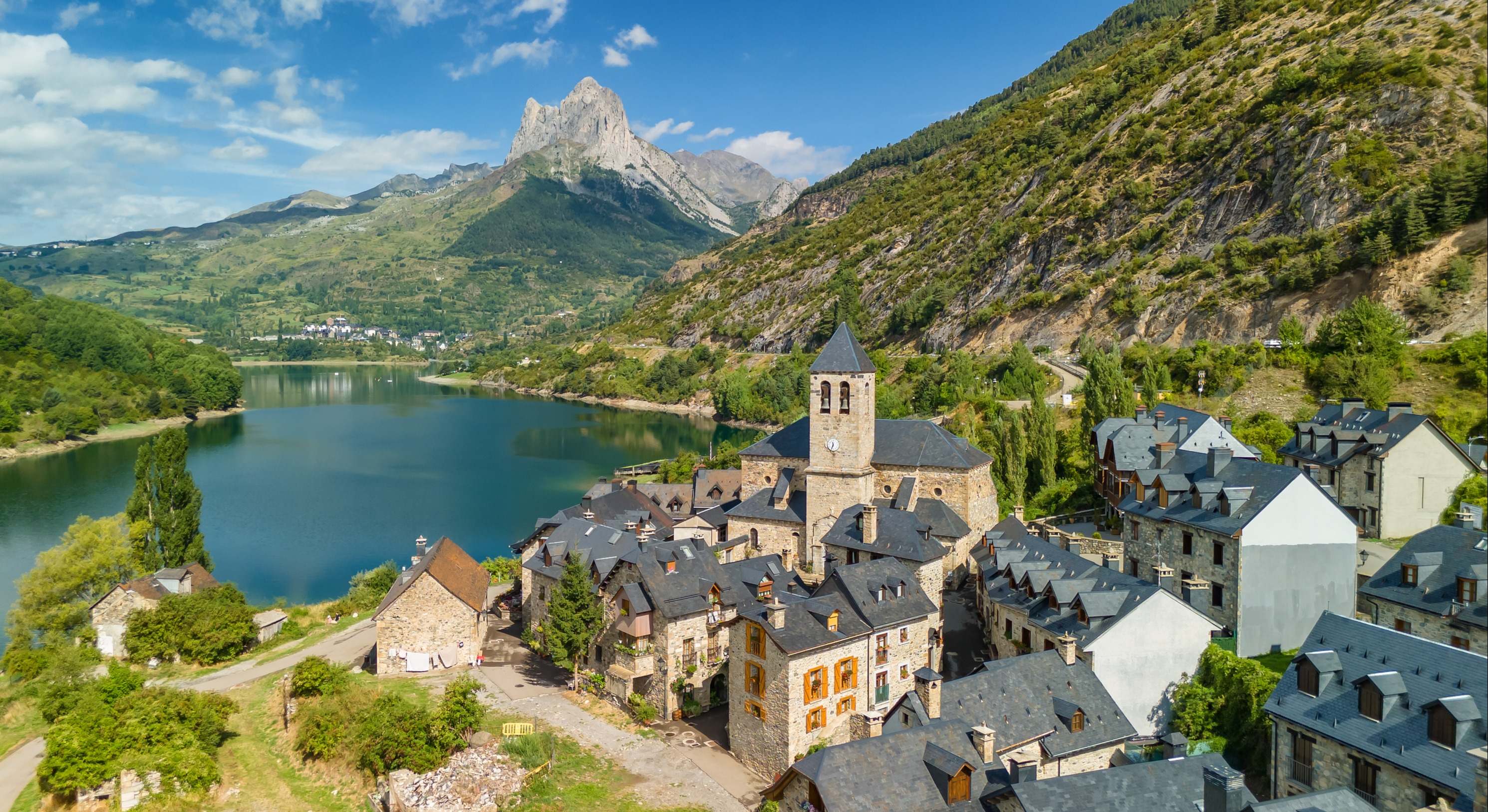 Este pueblo es el secreto mejor guardado de la provincia de Huesca: una villa que renació del agua
