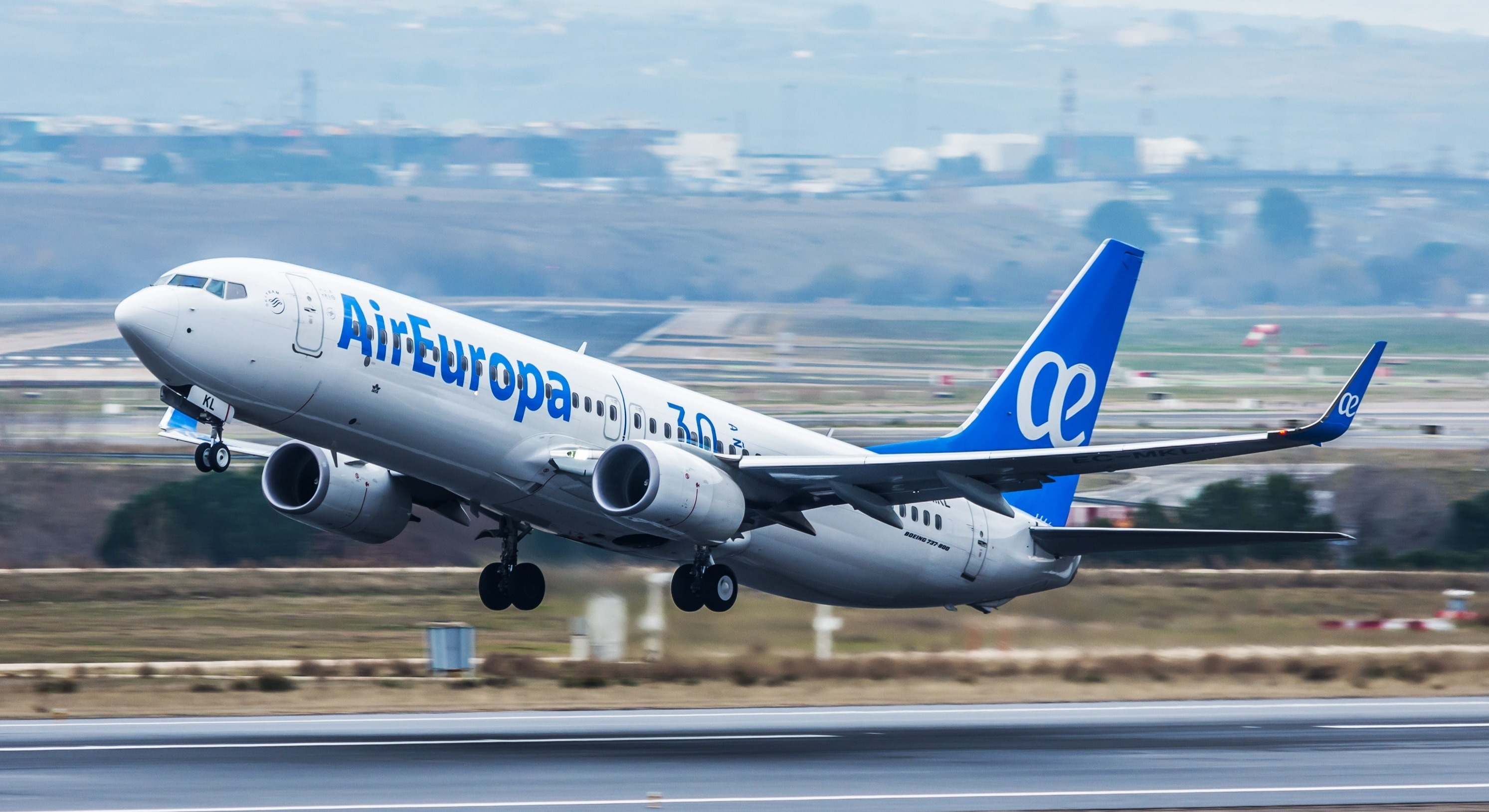 Avión de Air Europa despegando de Madrid-Barajas. EE