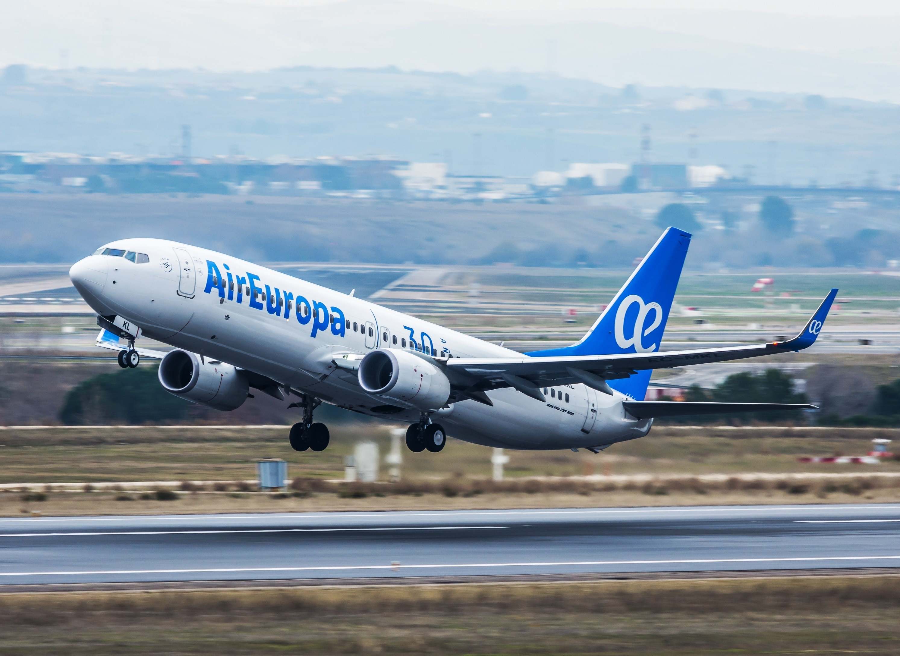 Avión de Air Europa despegando de Madrid-Barajas. EE