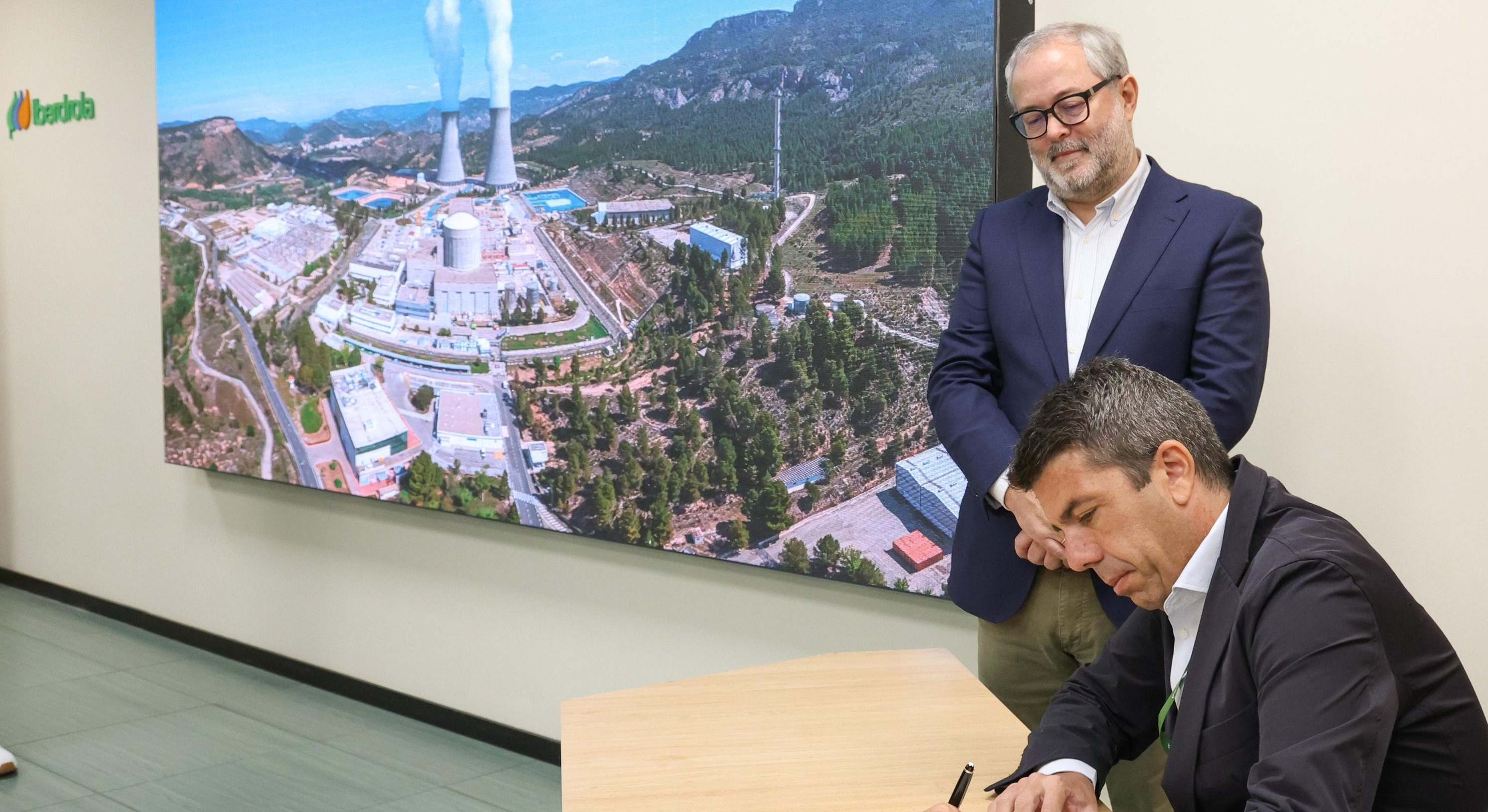 Mazón durante su visita a la planta de Cofrentes.