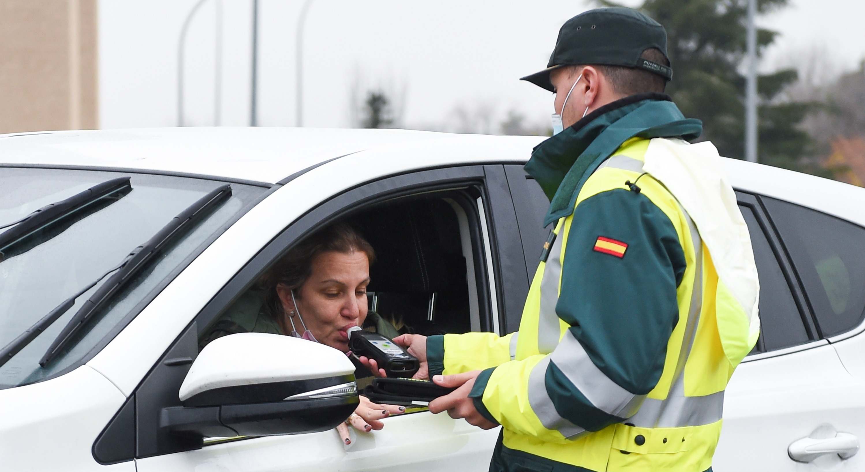 Guardia Civil de Tráfico realizando control de alcoholemia a una conductora