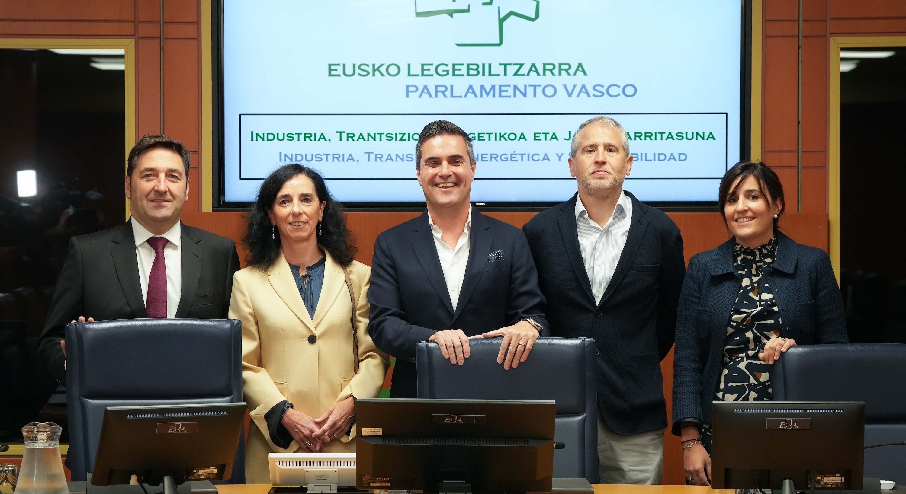Mikel Jauregi (centro), consejero de Industria del Gobierno Vasco y su equipo.