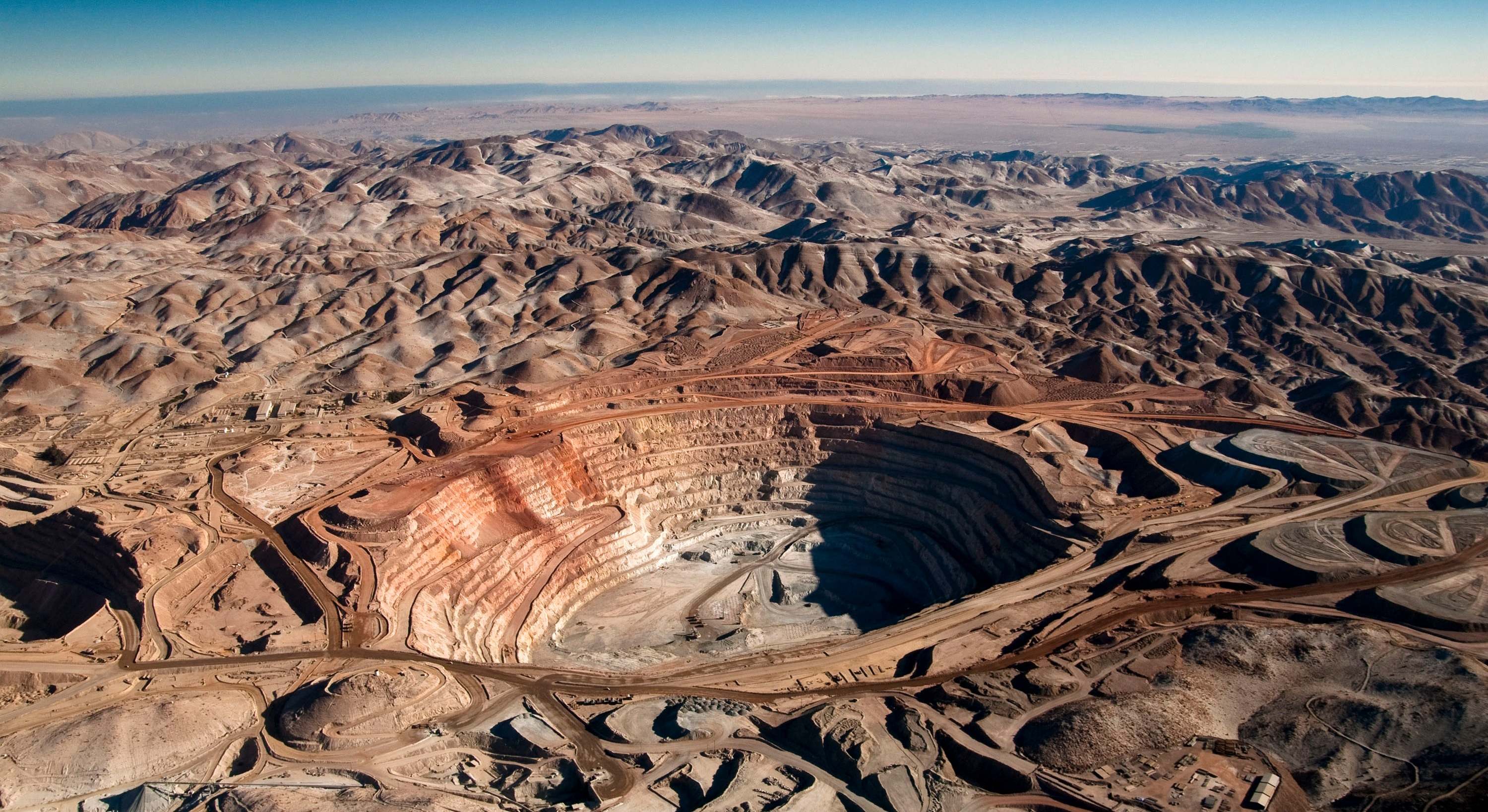 Cráter de una mina de cobre