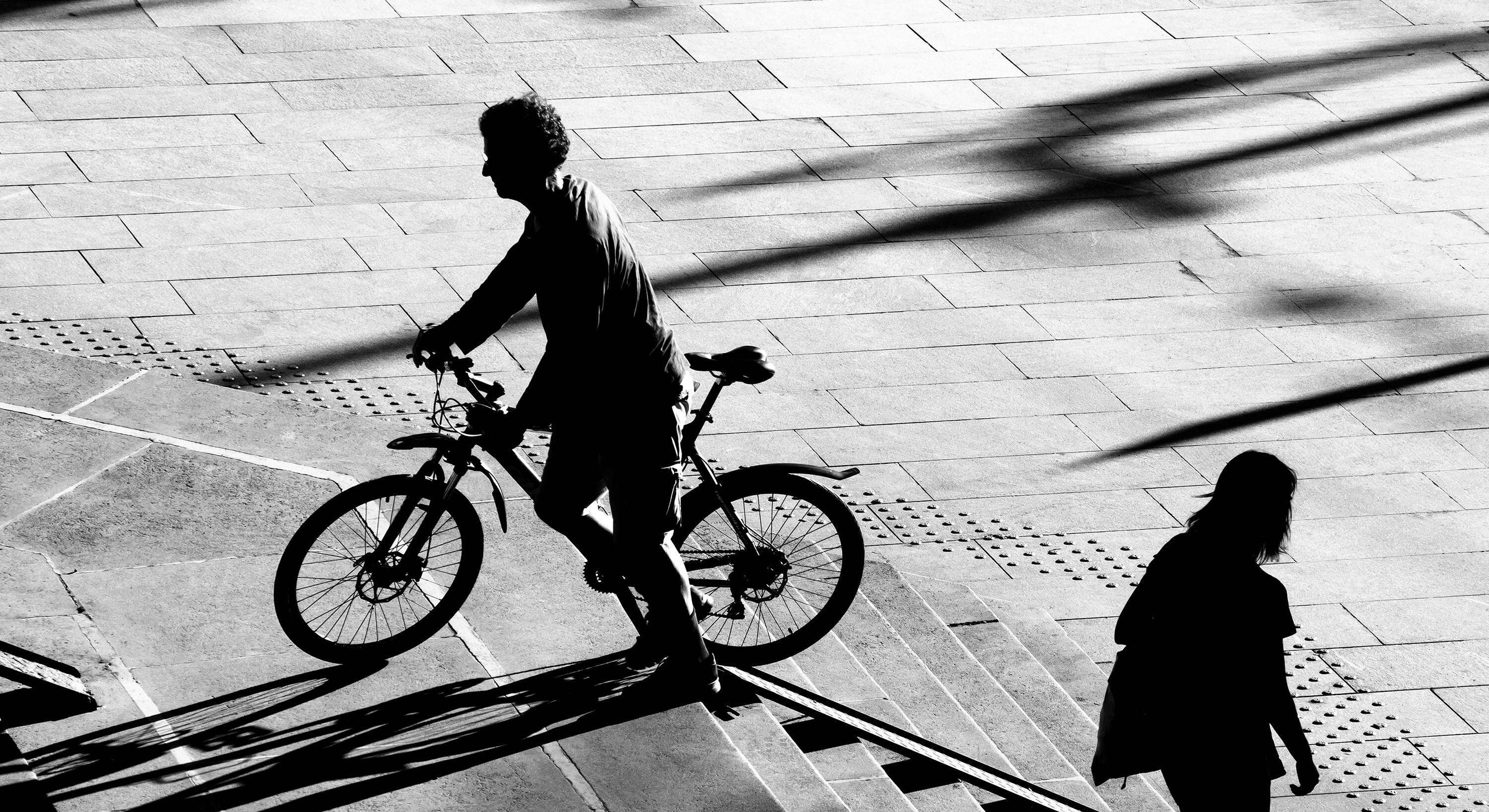Persona andando con bicicleta
