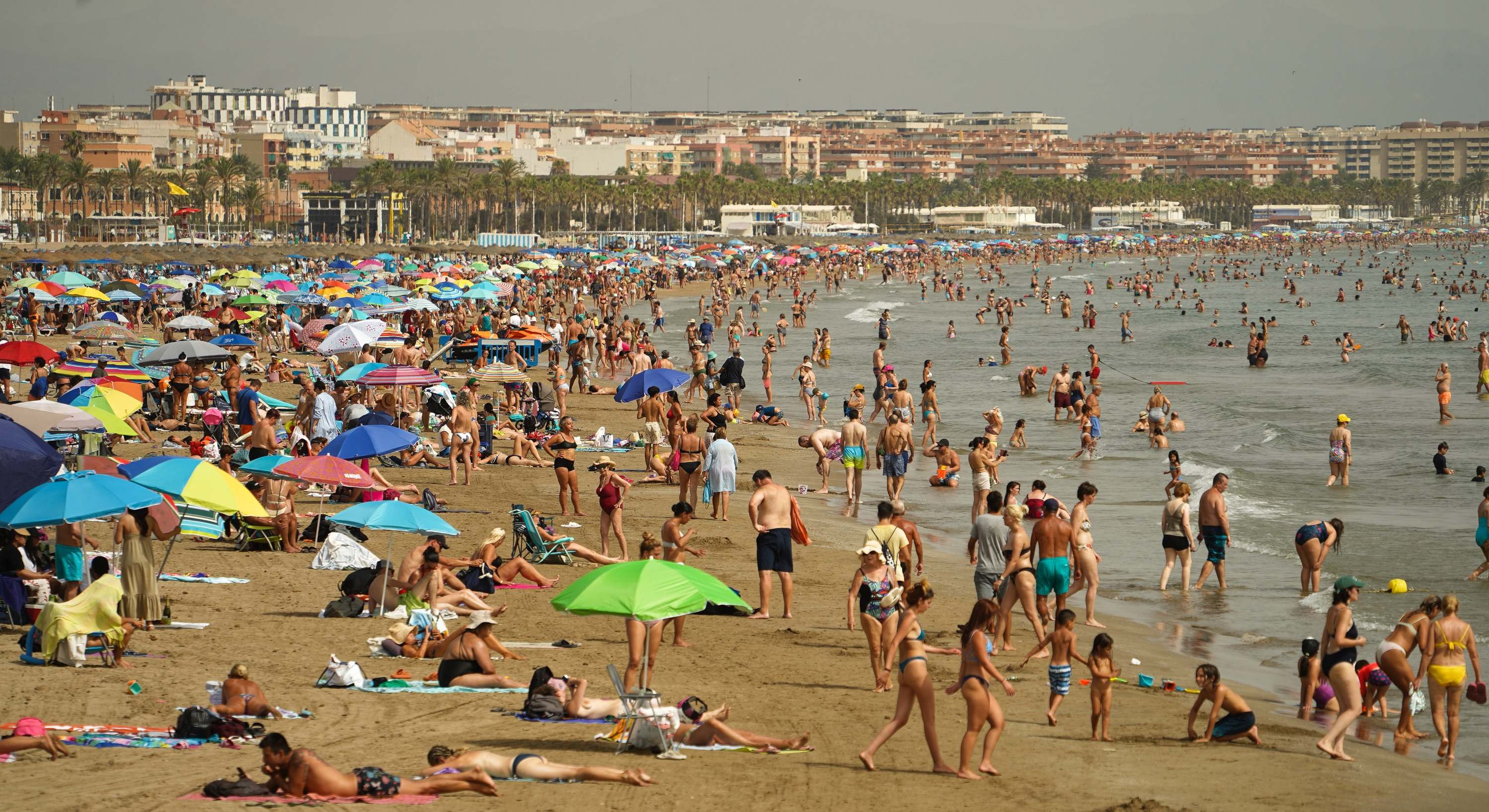 Bañistas en la playa de la Malvarrosa en agosto de 2023, en Valencia. / Eduardo Manzana (Europa Press)