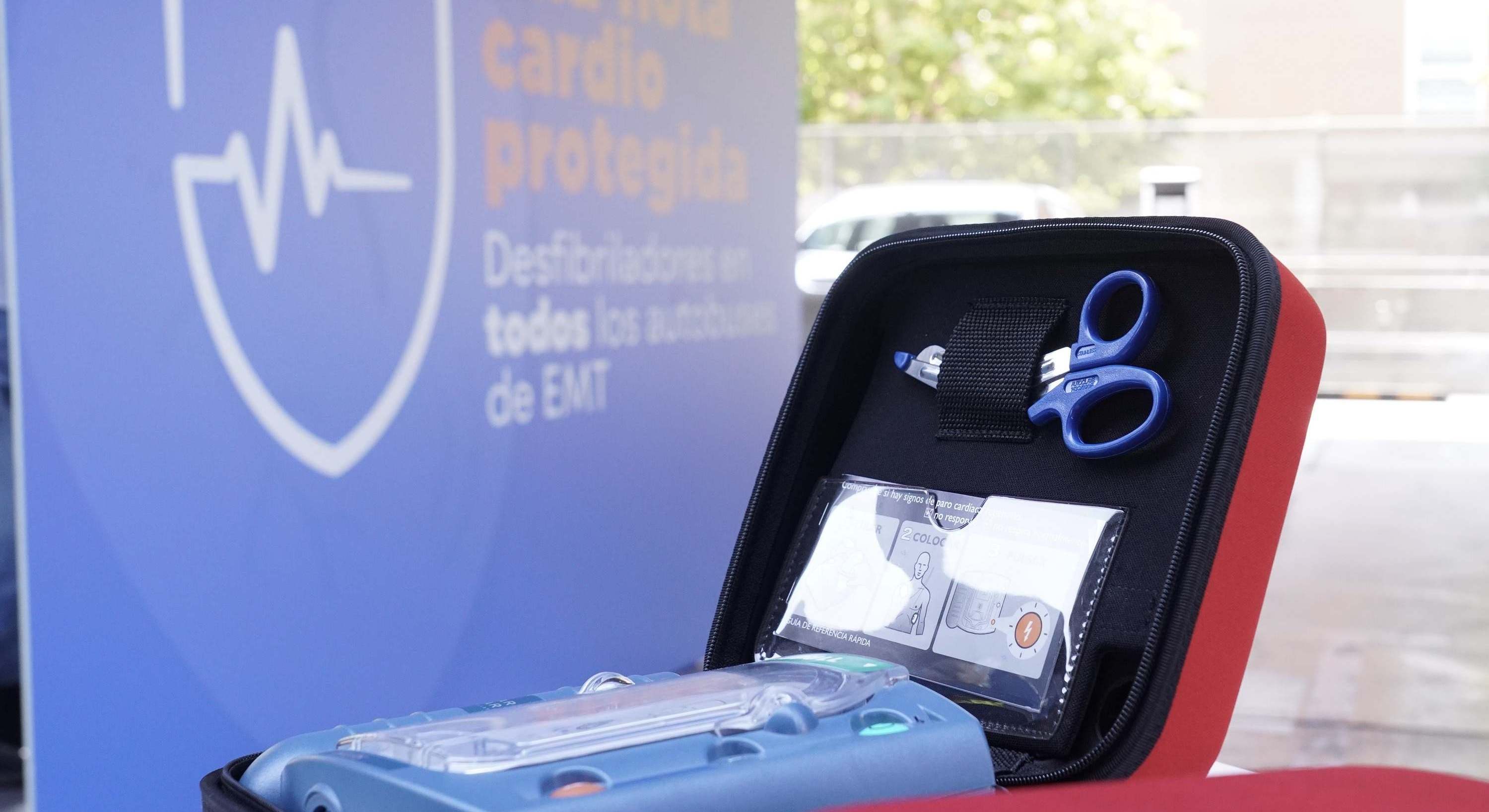 Uno de los desfibriladores que se instalará en un autobús de la EMT