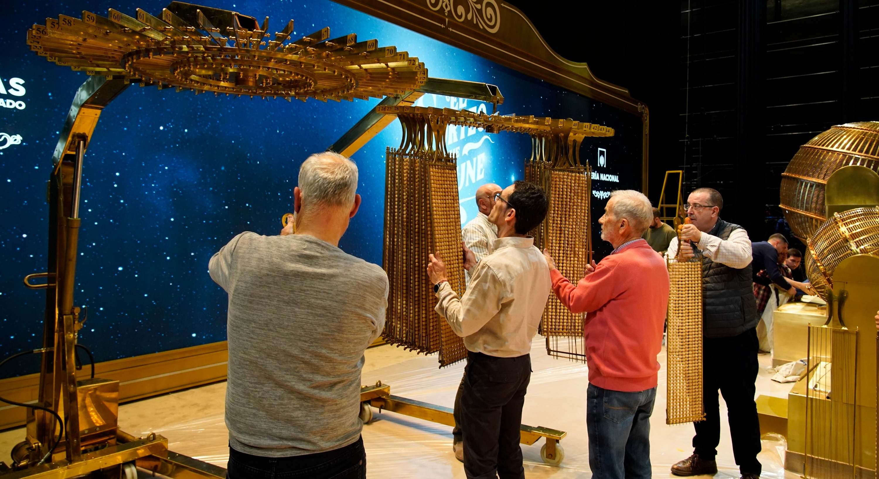 Trabajadores preparando la Lotería de Navidad. Foto: Loterías.