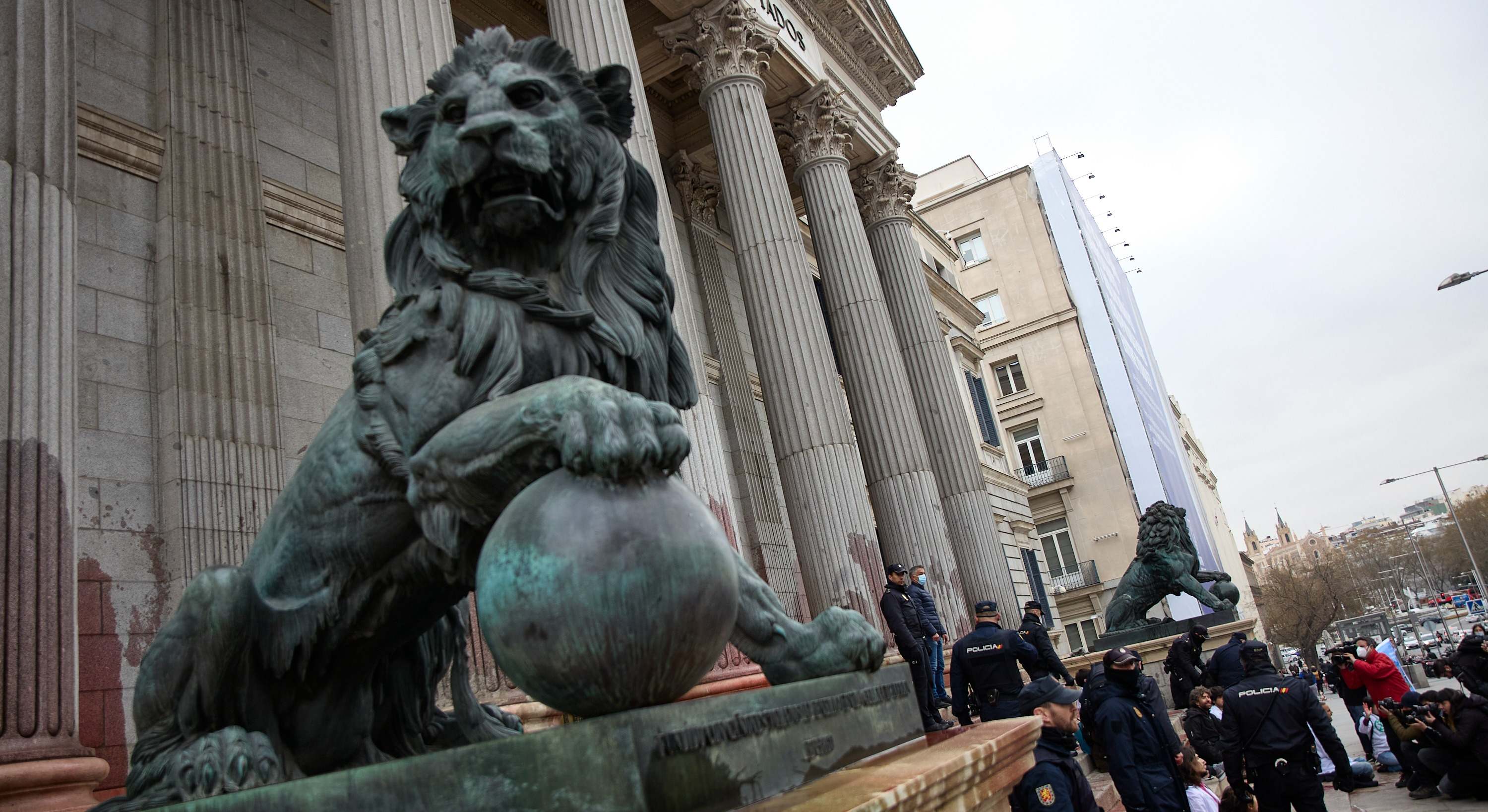 Uno de los leones de la entrada del Congreso de los Diputados.