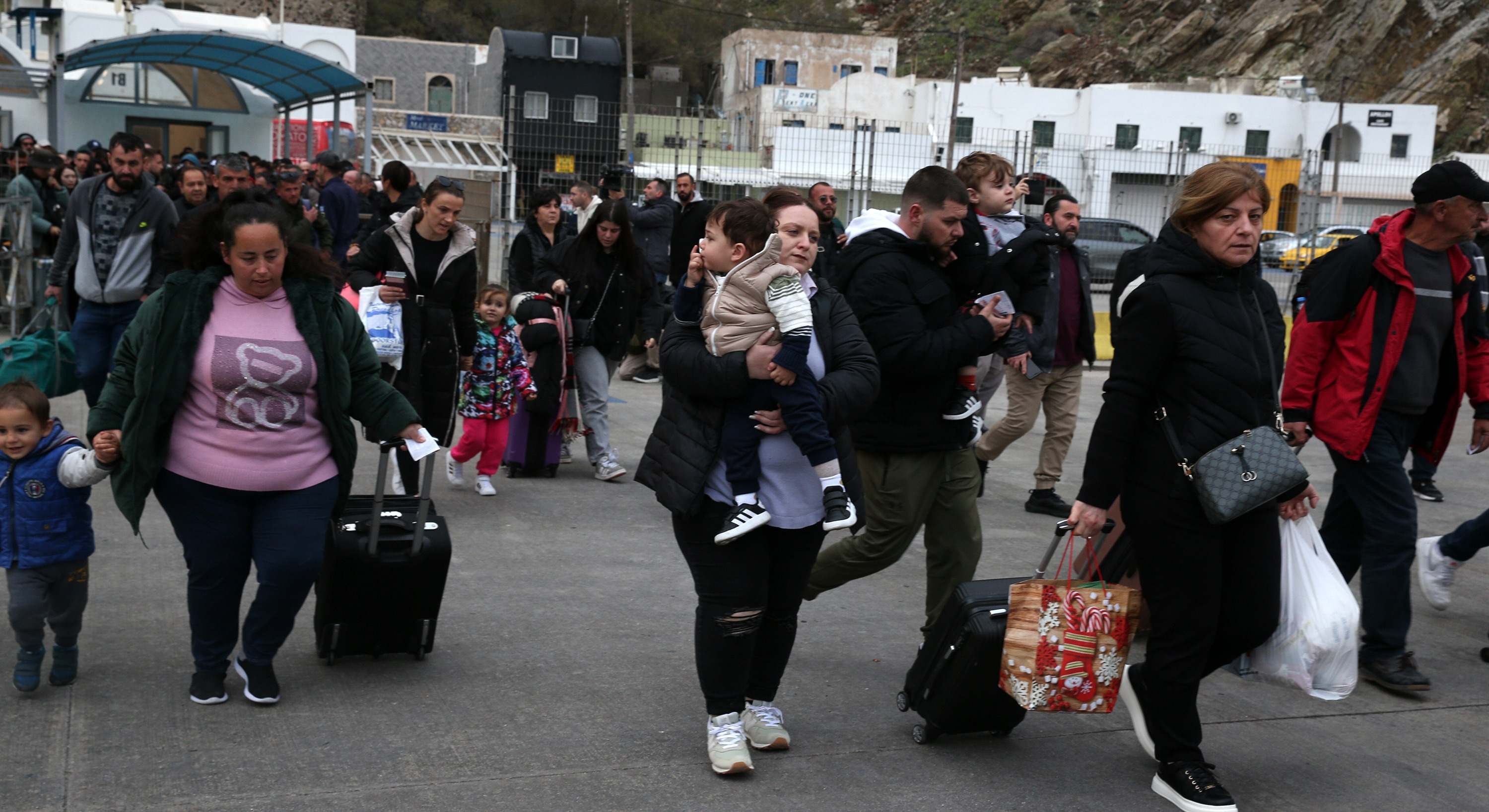 Decenas de personas tratan de salir de Santorini por mar el pasado 4 de febrero. / Marios Lolos (Europa Press)
