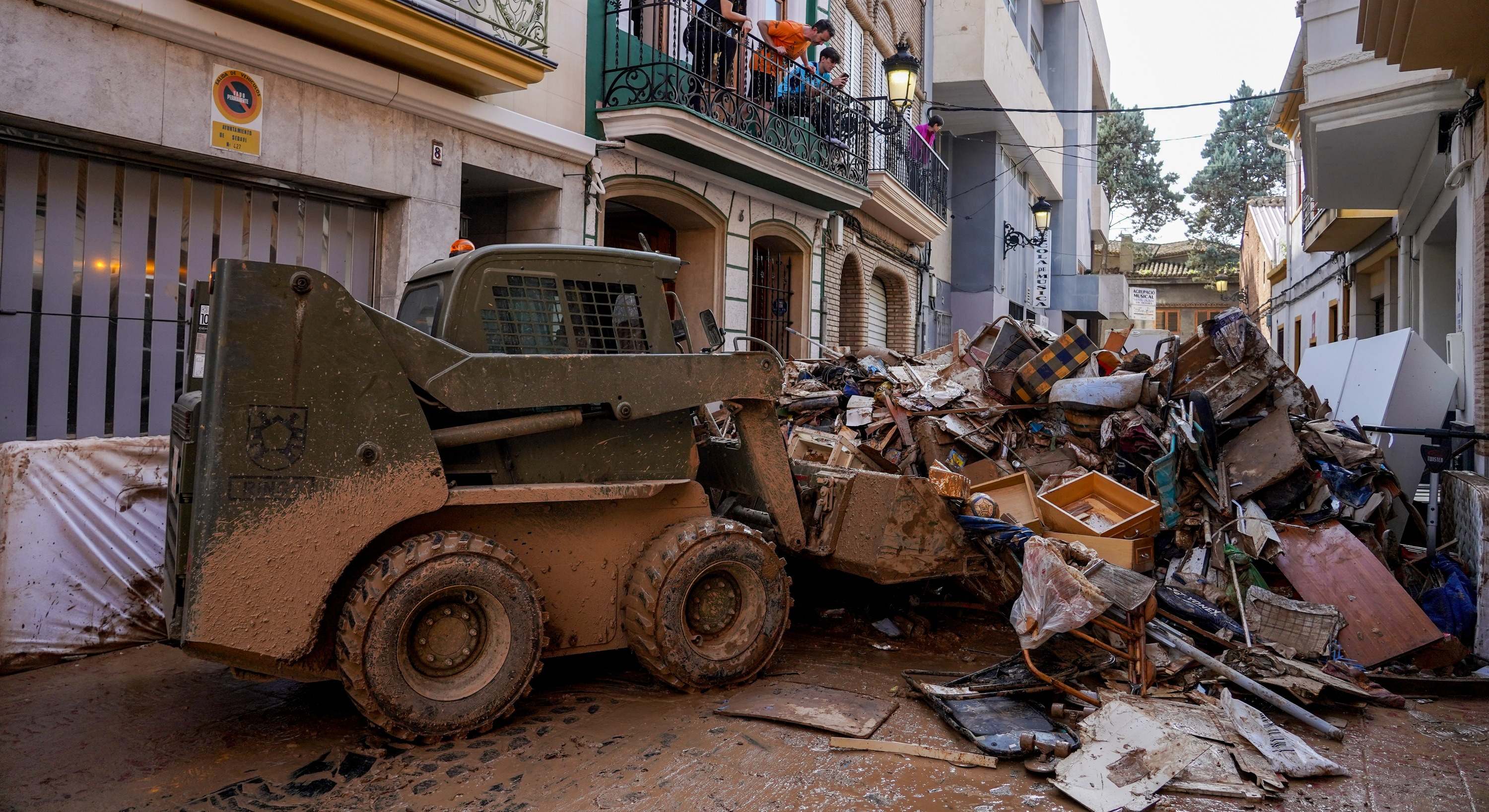 Varas personas limpian los estragos de la DANA, a 5 de noviembre de 2024, en Sedavi, Valencia
