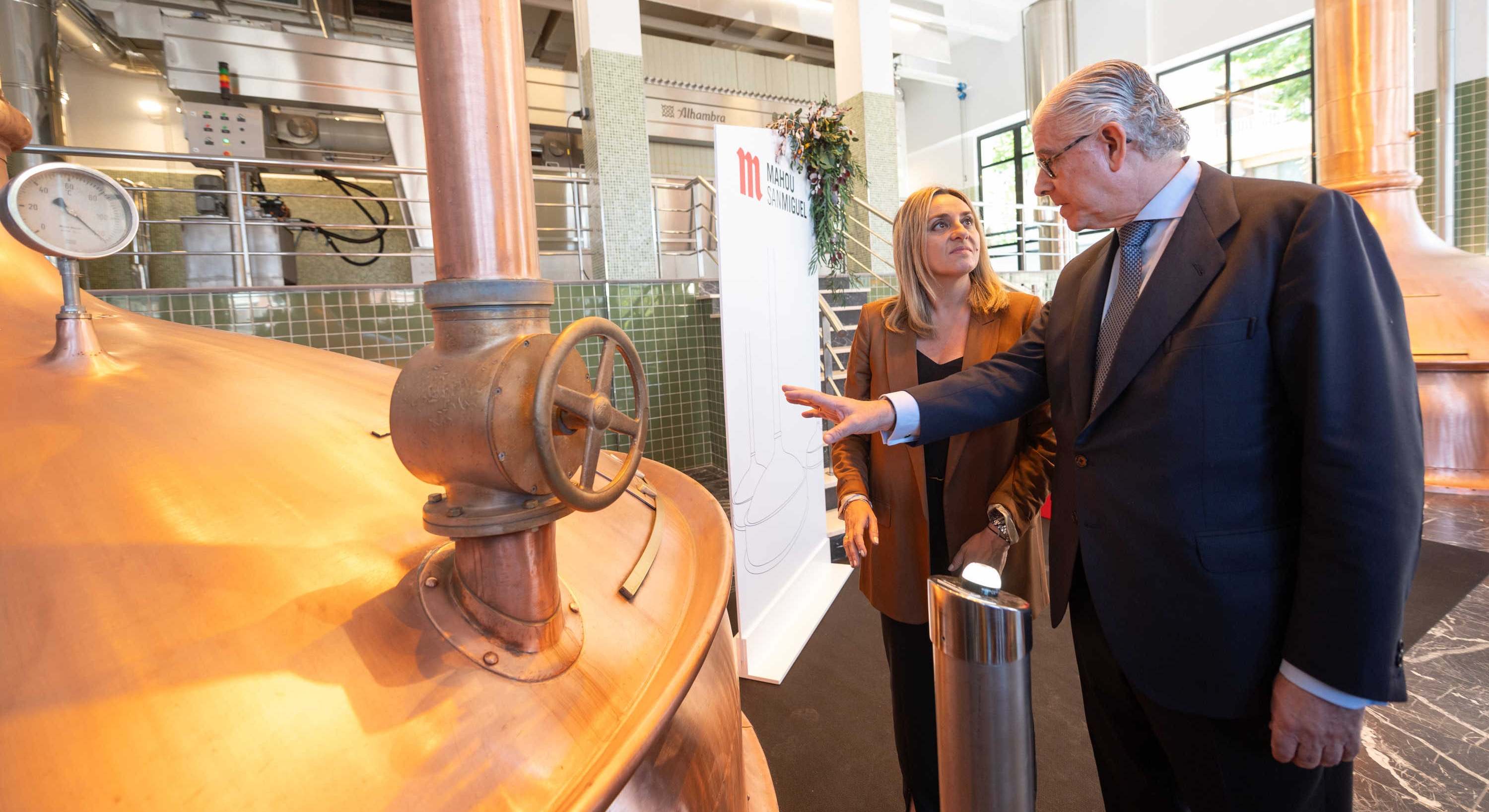 Alberto Rodríguez-Toquero, director general de Mahou San Miguel, y la alcaldesa de Granada, Marifrán Carazo, en las instalaciones de Alhambra. 