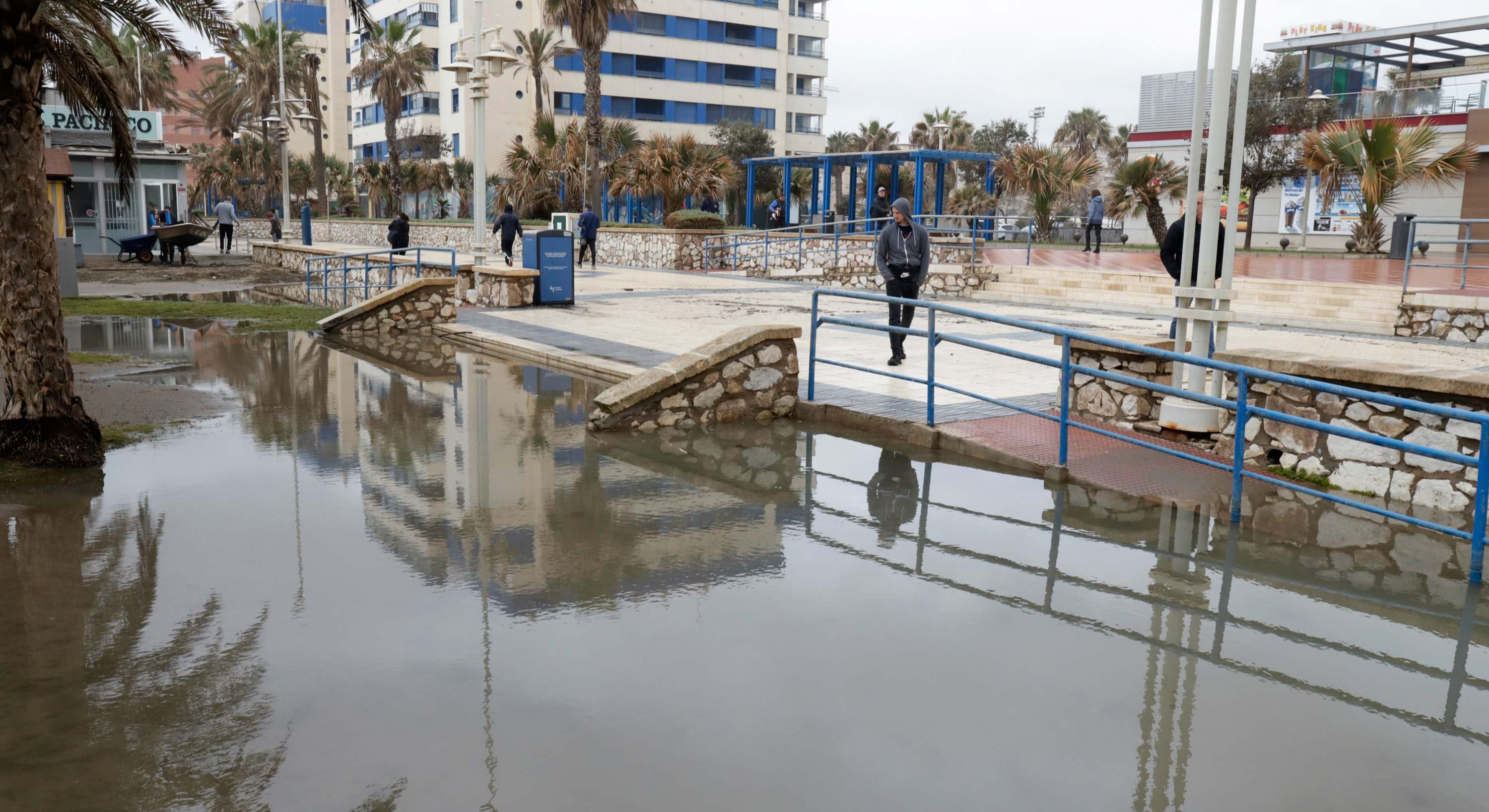 Una persona pasea cerca de las inundaciones causadas por la nueva DANA en Málaga. / Foto: EP