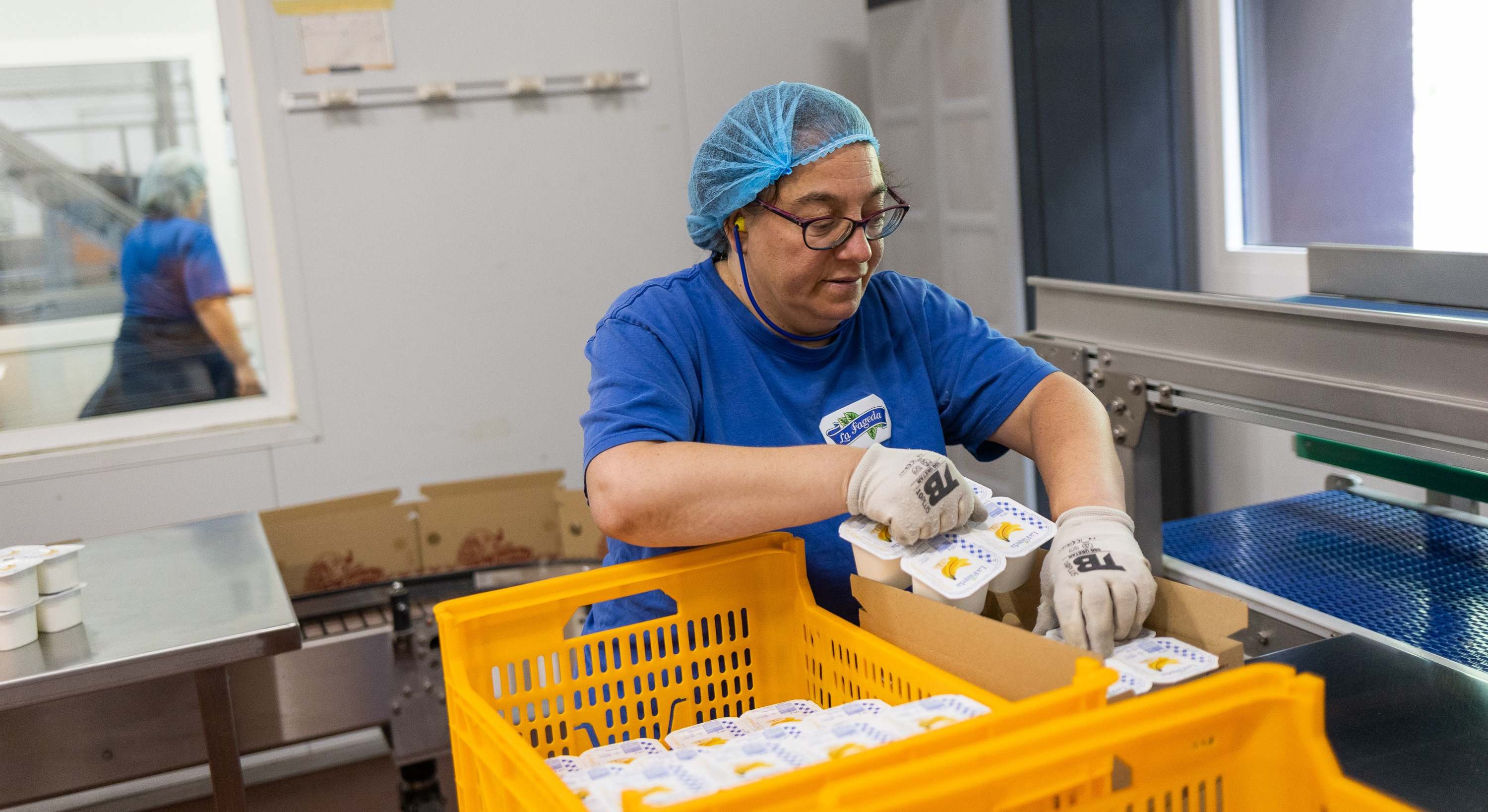 Un trabajador en la fábrica de La Fageda. EE