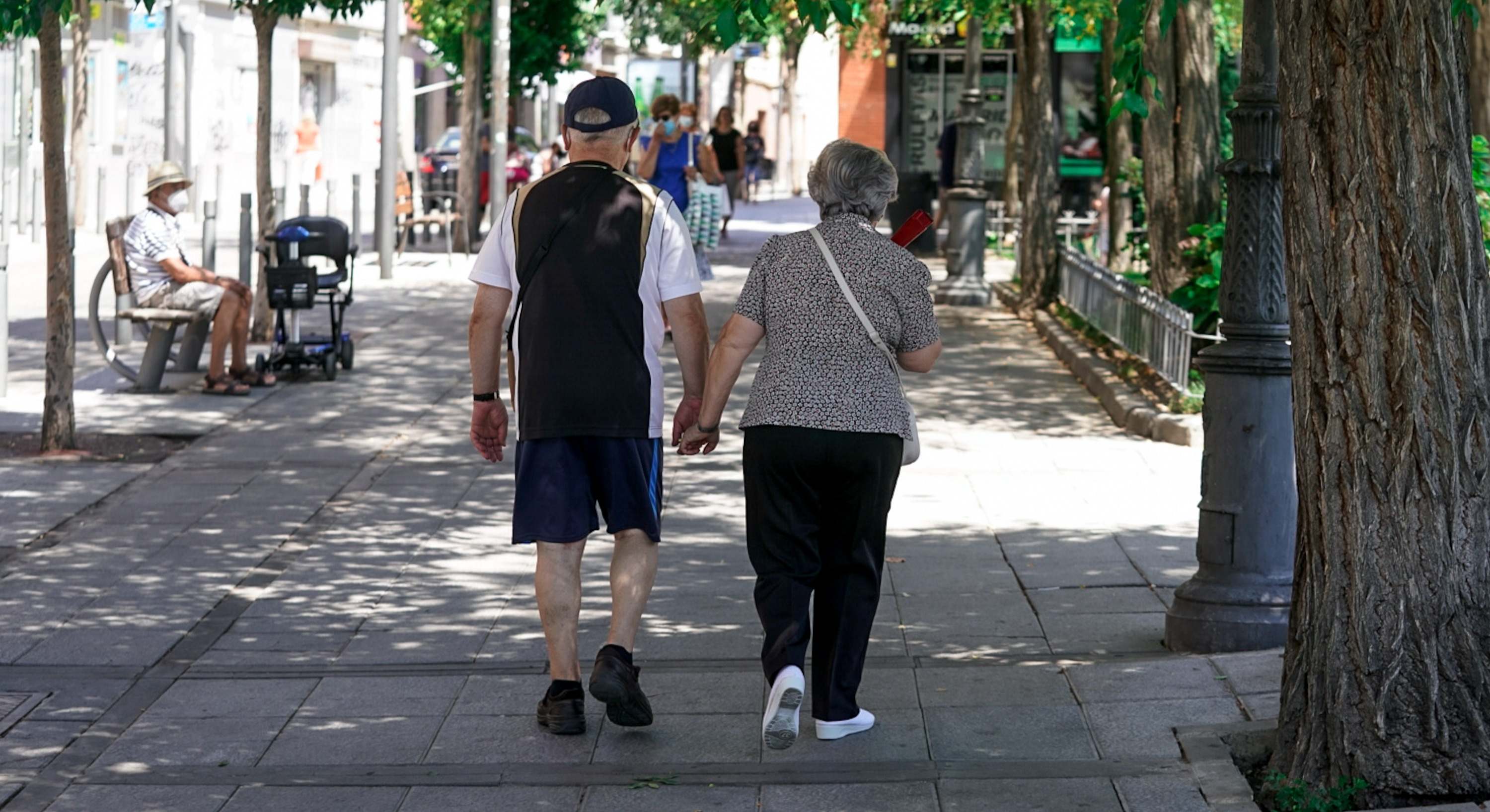 Imagen de archivo de dos pensionistas caminando por la calle.