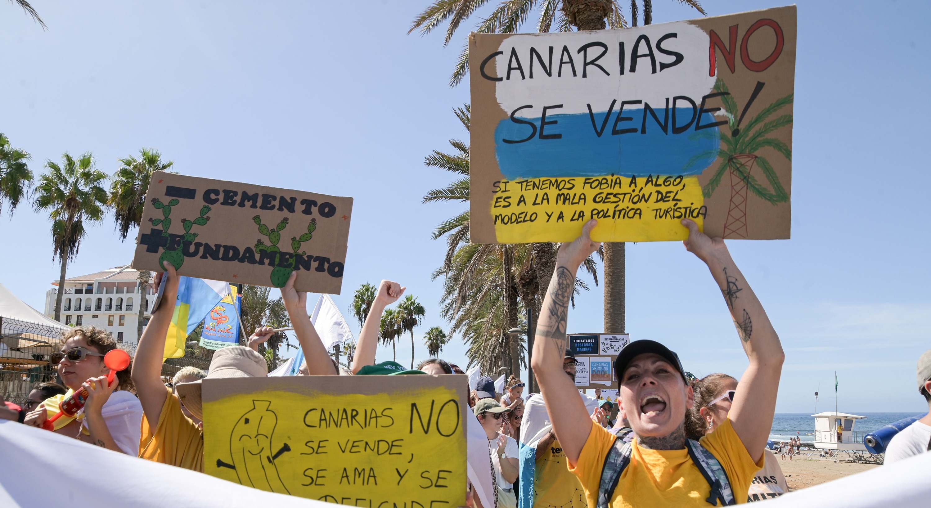 Varias personas durante una manifestación contra el modelo turístico y de desarrollo de las Canarias.