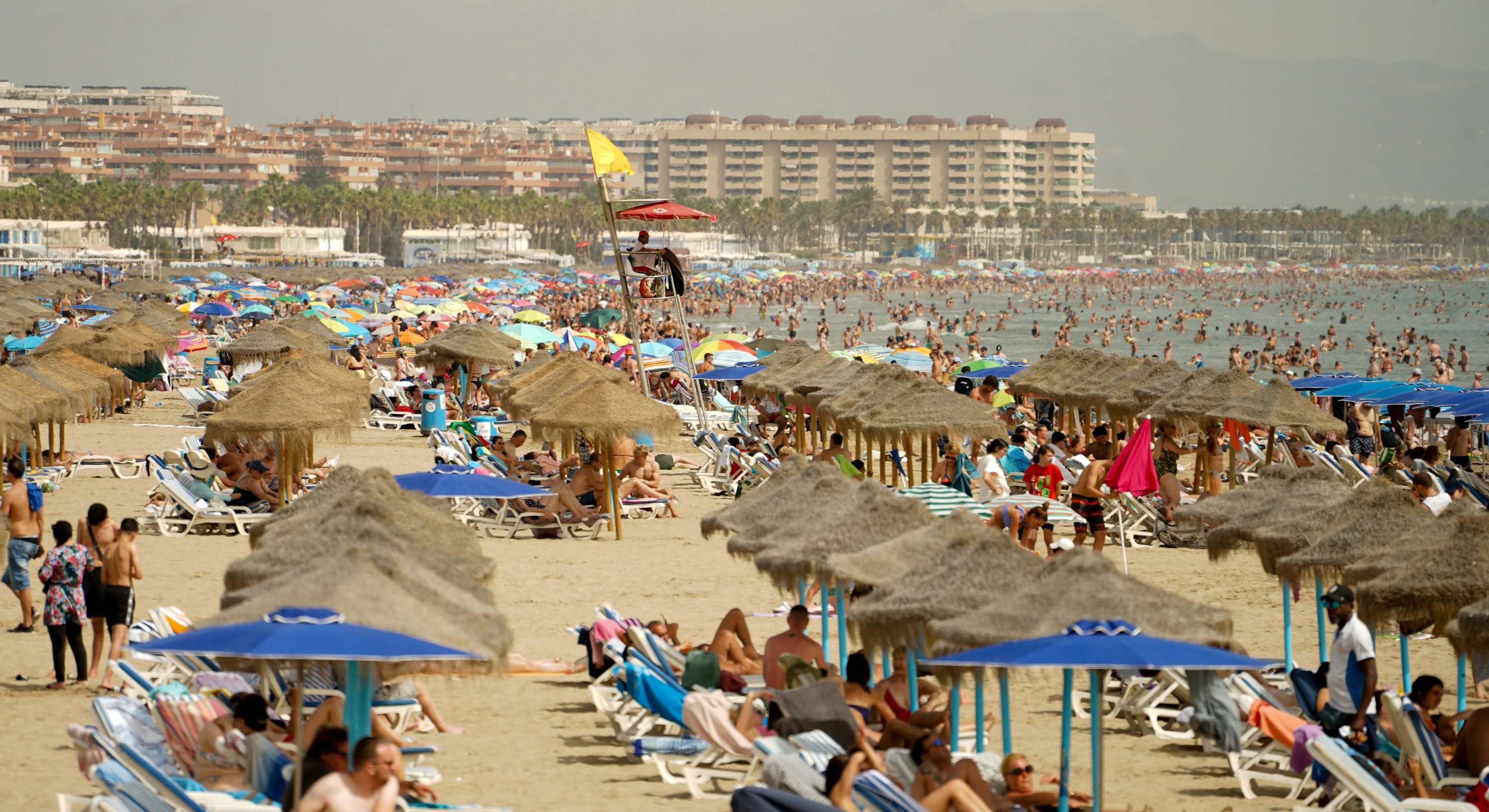 Bañistas en la playa de la Malvarrosa
