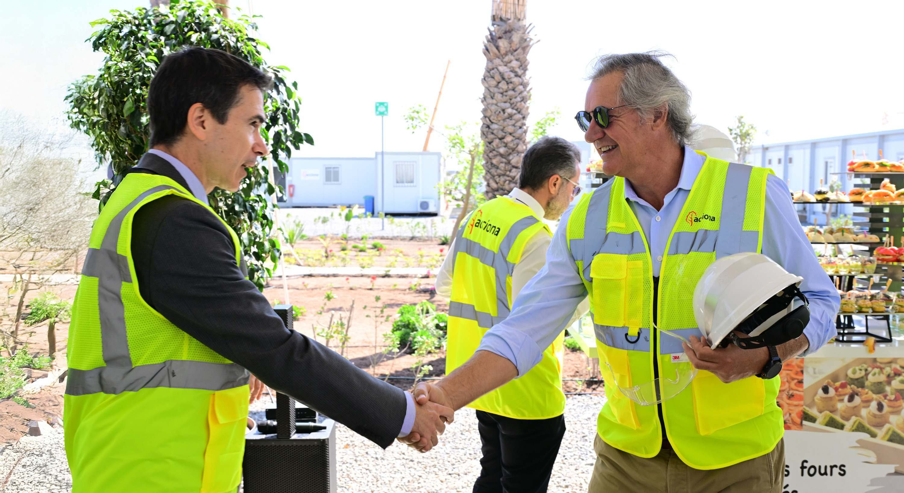 El presidente de Acciona, José Manuel Entrecanales (derecha), durante su visita a las obras
