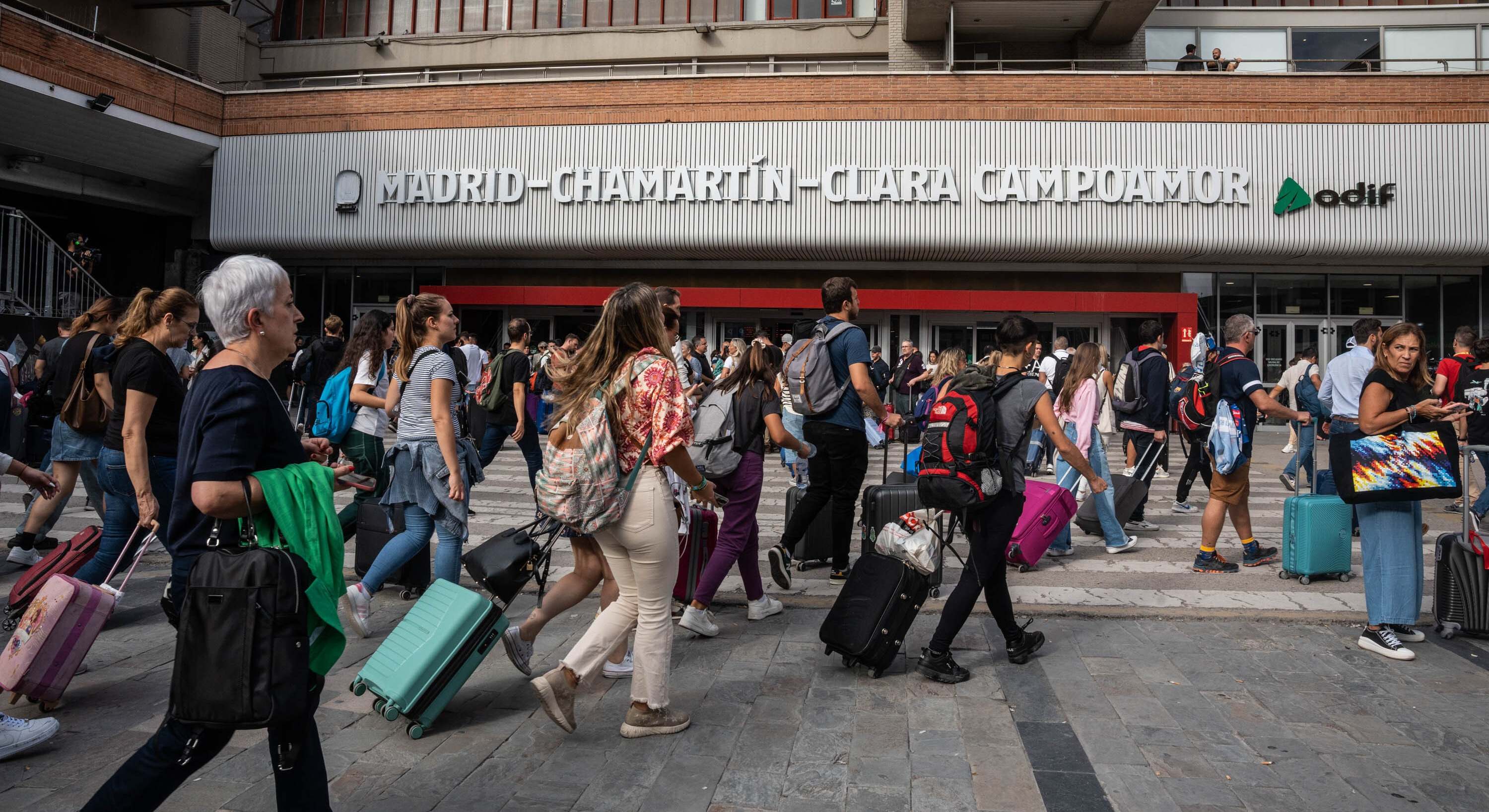 Imagen de recurso de personas en la estación de Chamartín.