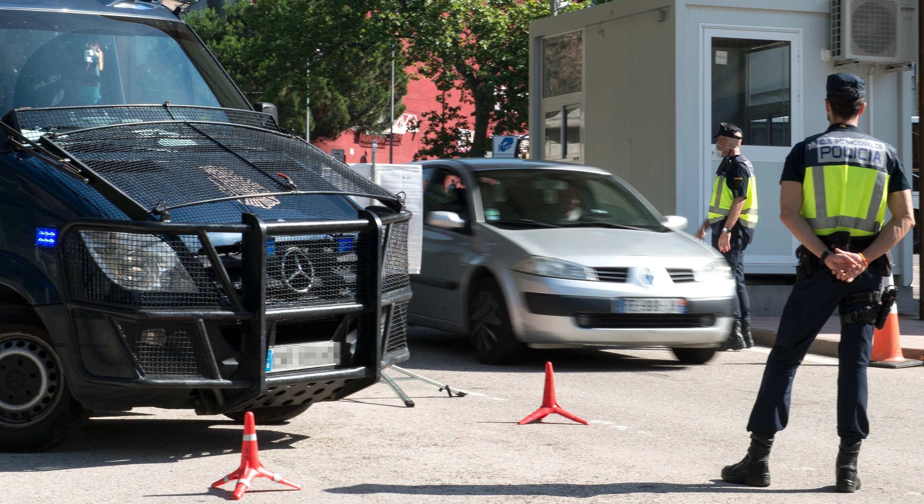 Dos agentes de la Policía Nacional controlan la frontera de La Junquera.