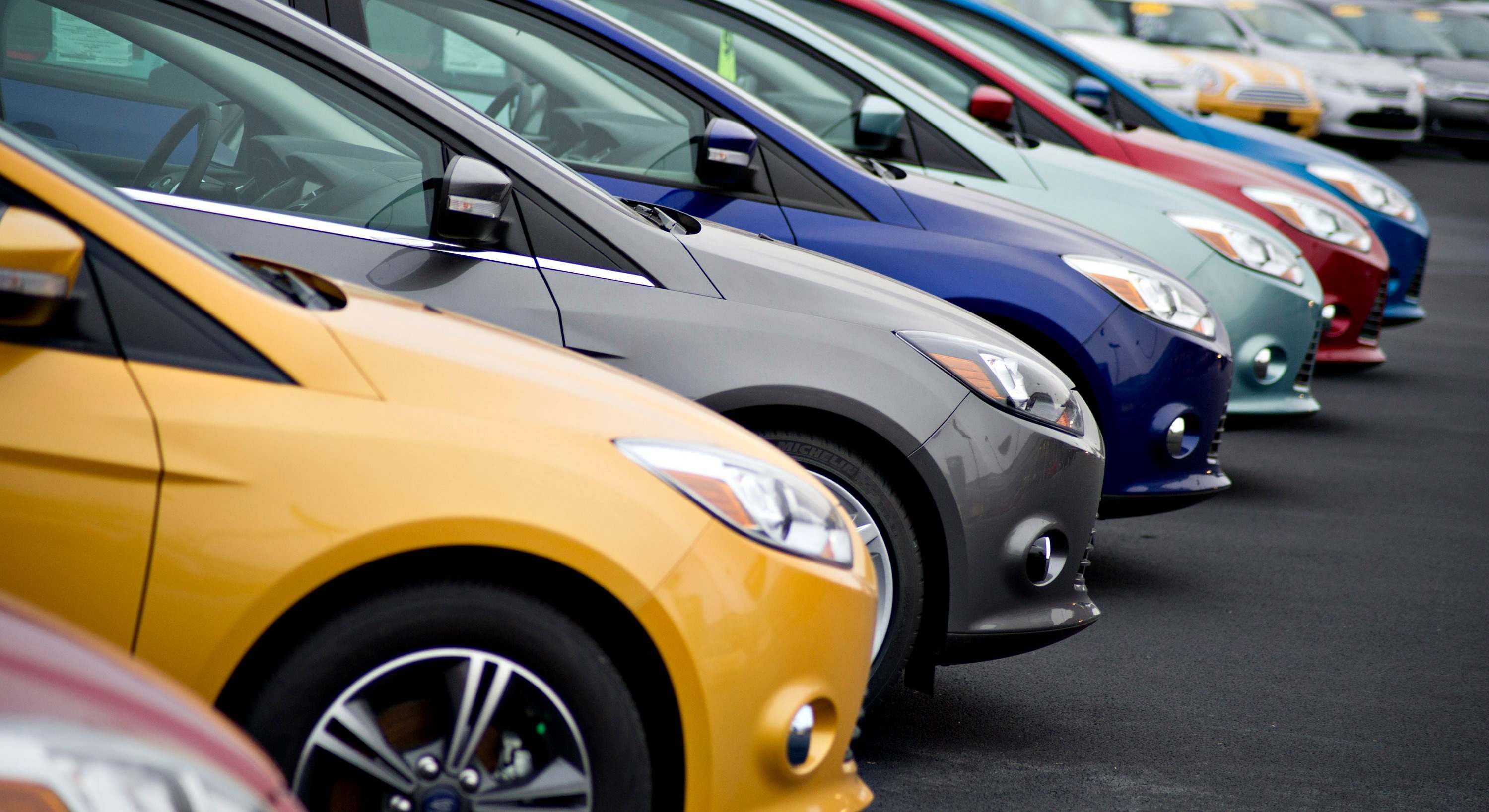 Vista de varios coches en un concesionario