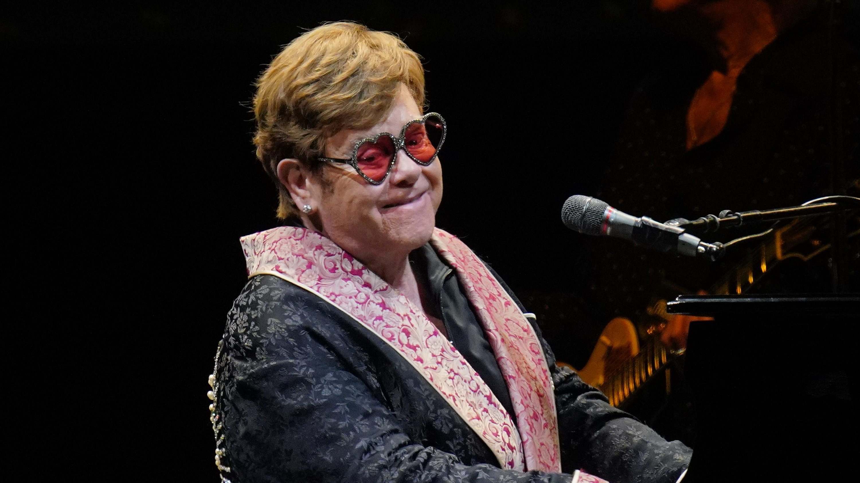 Elton John en un concierto