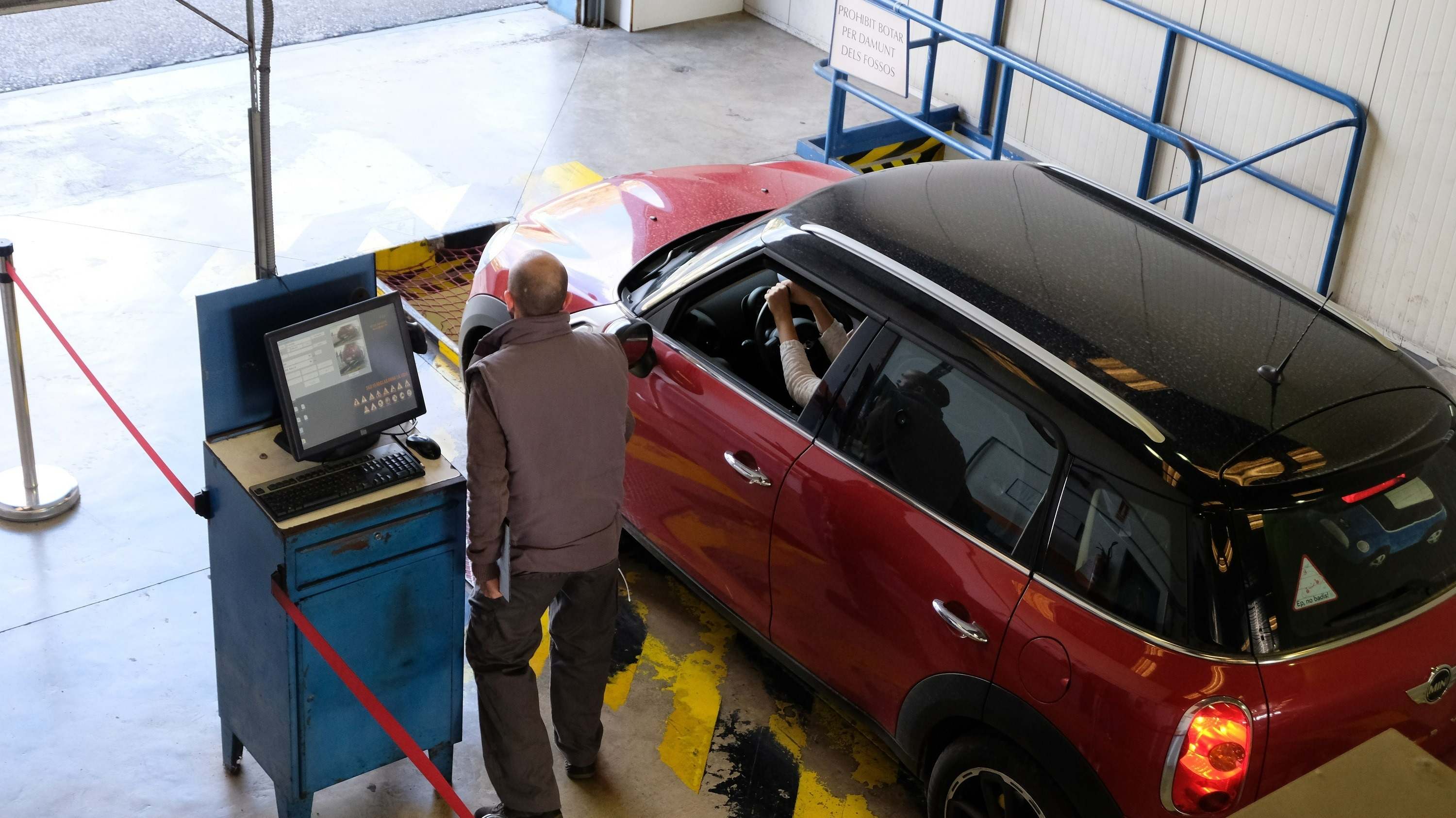 EuropaPress_2569517_vehiculo_pasa_inspeccion_tecnica_vehiculos.jpg