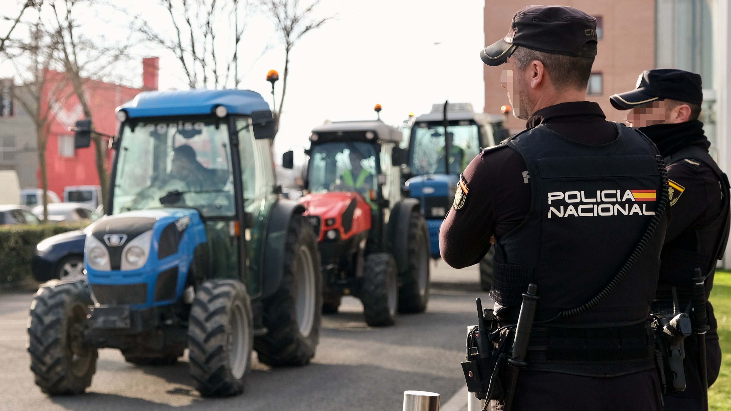 Agentes de la Policía Nacional vigilan una tractorada en La Rioja.