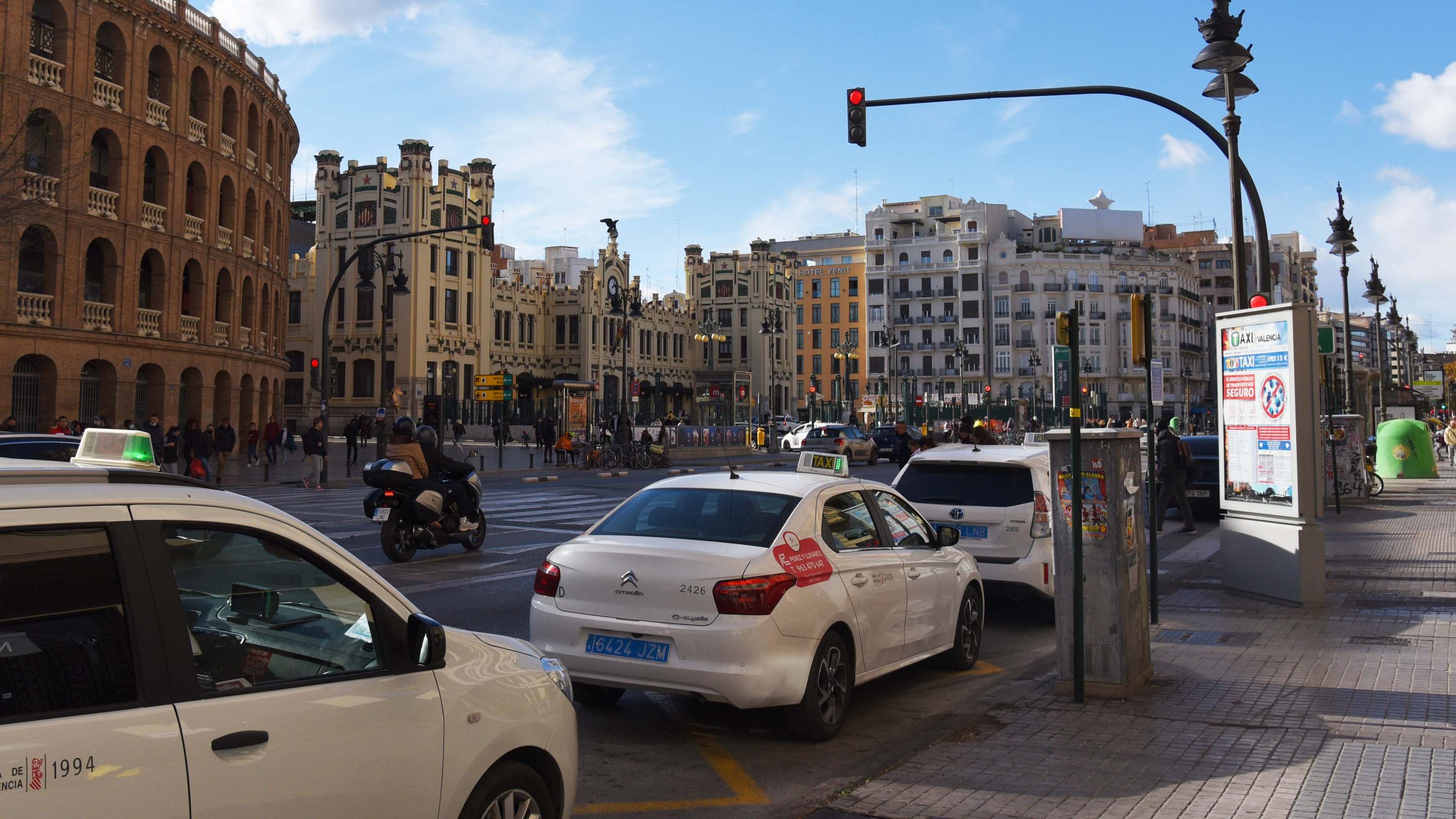 Taxis frente a la Estación del Norte de Valencia. Foto: iStock