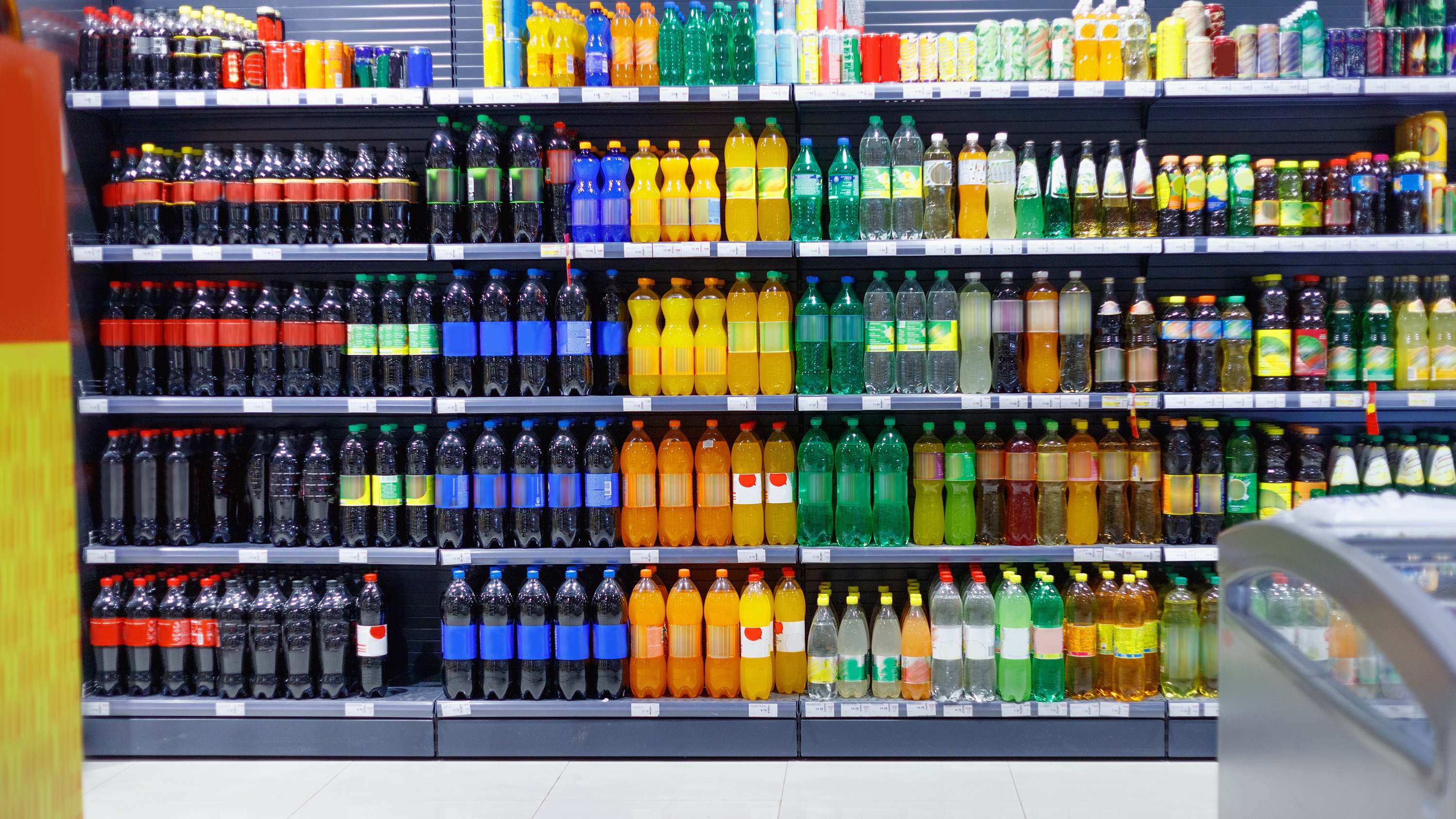 Lineal de refrescos en un supermercado.