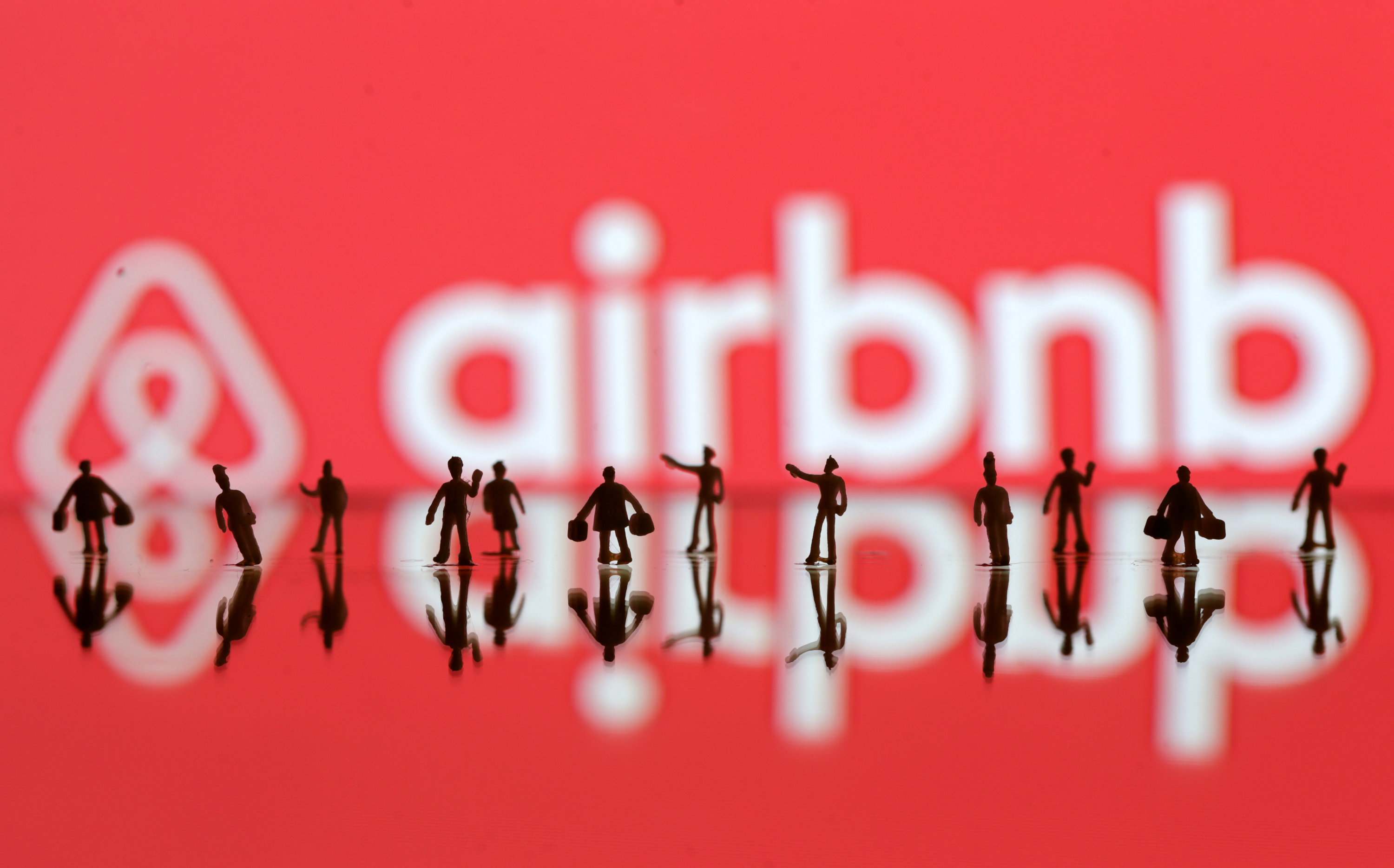 La directiva se aplicará a plataformas como Airbnb, Booking, Uber o Bolt.