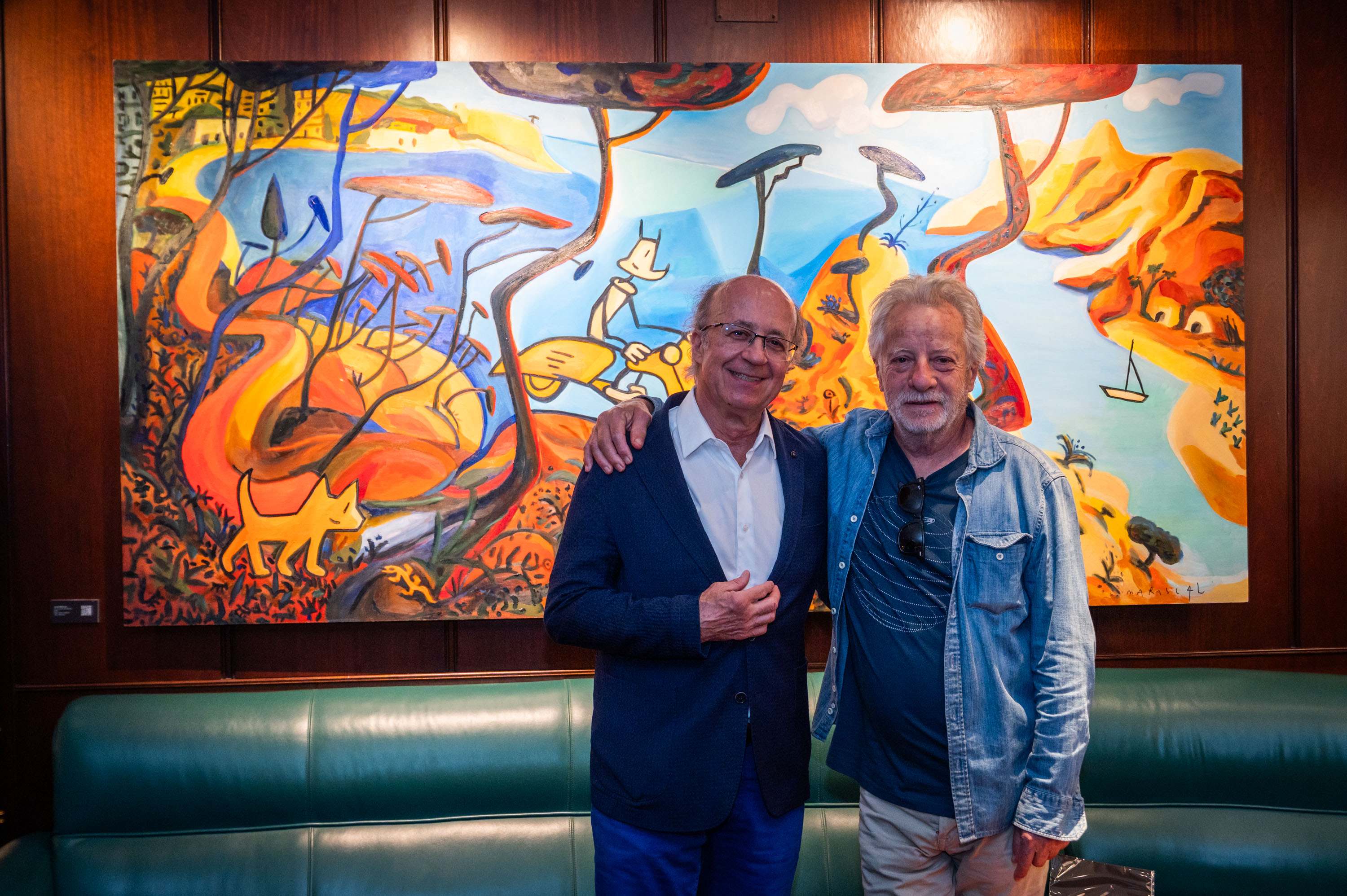 Javier de las Muelas (i.) y Javier Mariscal (d.), en el Dry Martini de Barcelona. JORDI POCH