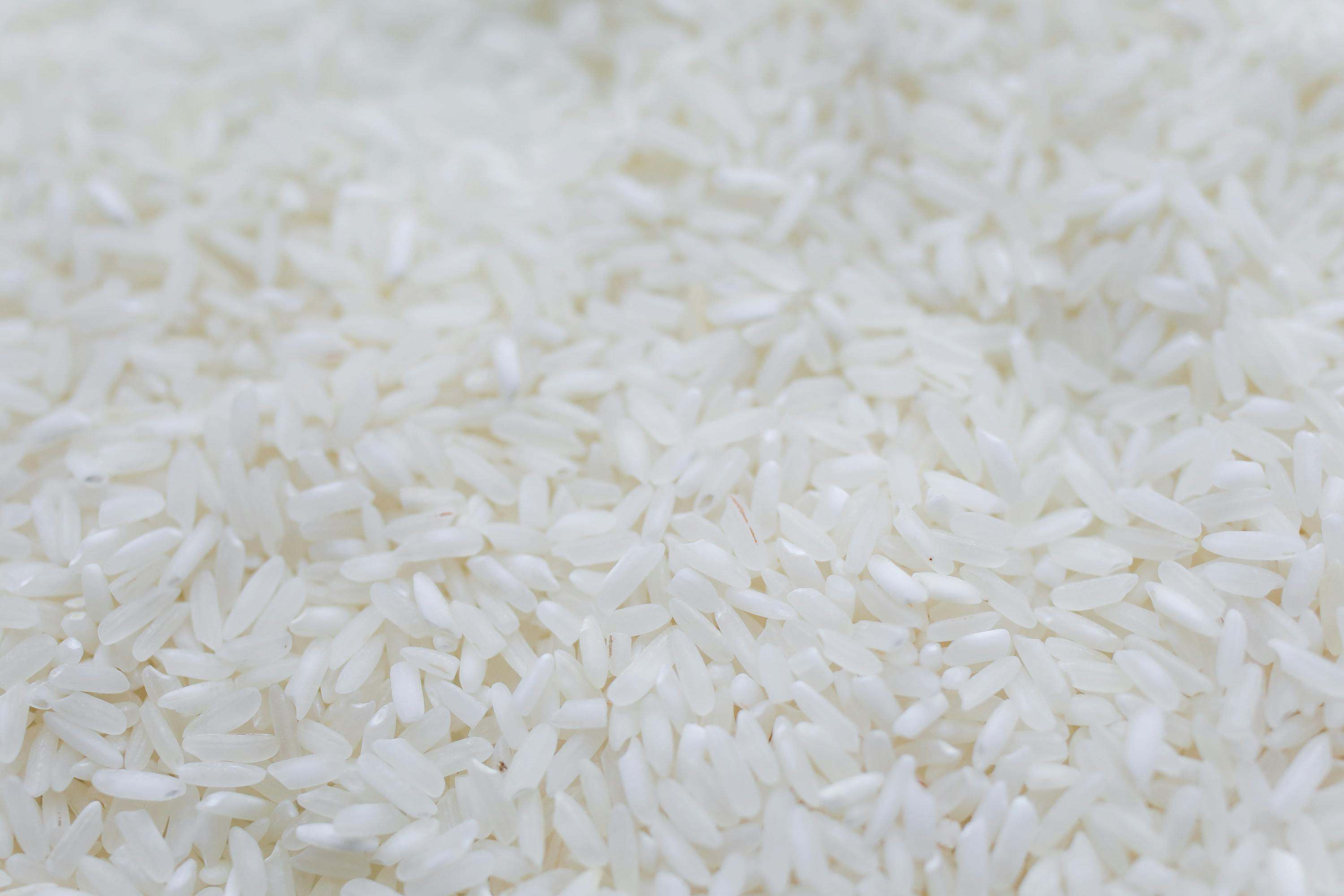 El arroz es una excelente fuente de nutrientes esenciales como carbohidratos, proteínas, vitaminas del grupo B, hierro y calcio