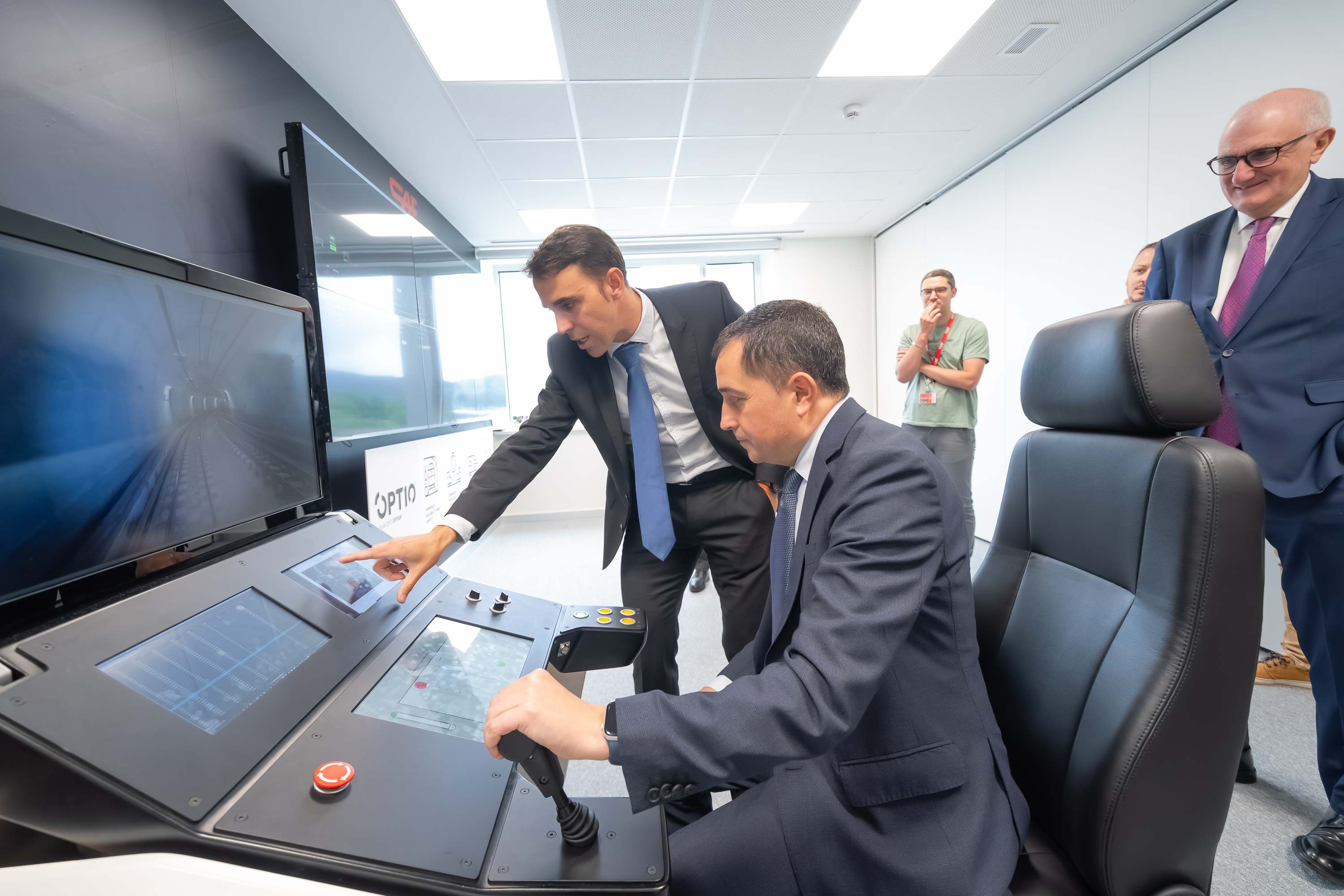 El presidente de BBK visita el centro de innovación para la movilidad urbana de CAF