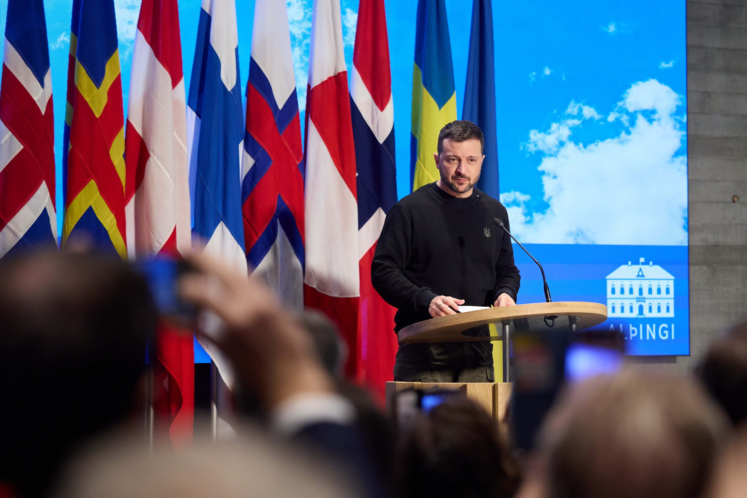 Una fotografía facilitada por el Servicio de Prensa Presidencial de Ucrania muestra al presidente de Ucrania, Volodymyr Zelenski, pronunciando un discurso en la reunión del Consejo Nórdico de 2024 en Reikiavik (Islandia), el 29 de octubre de 2024.