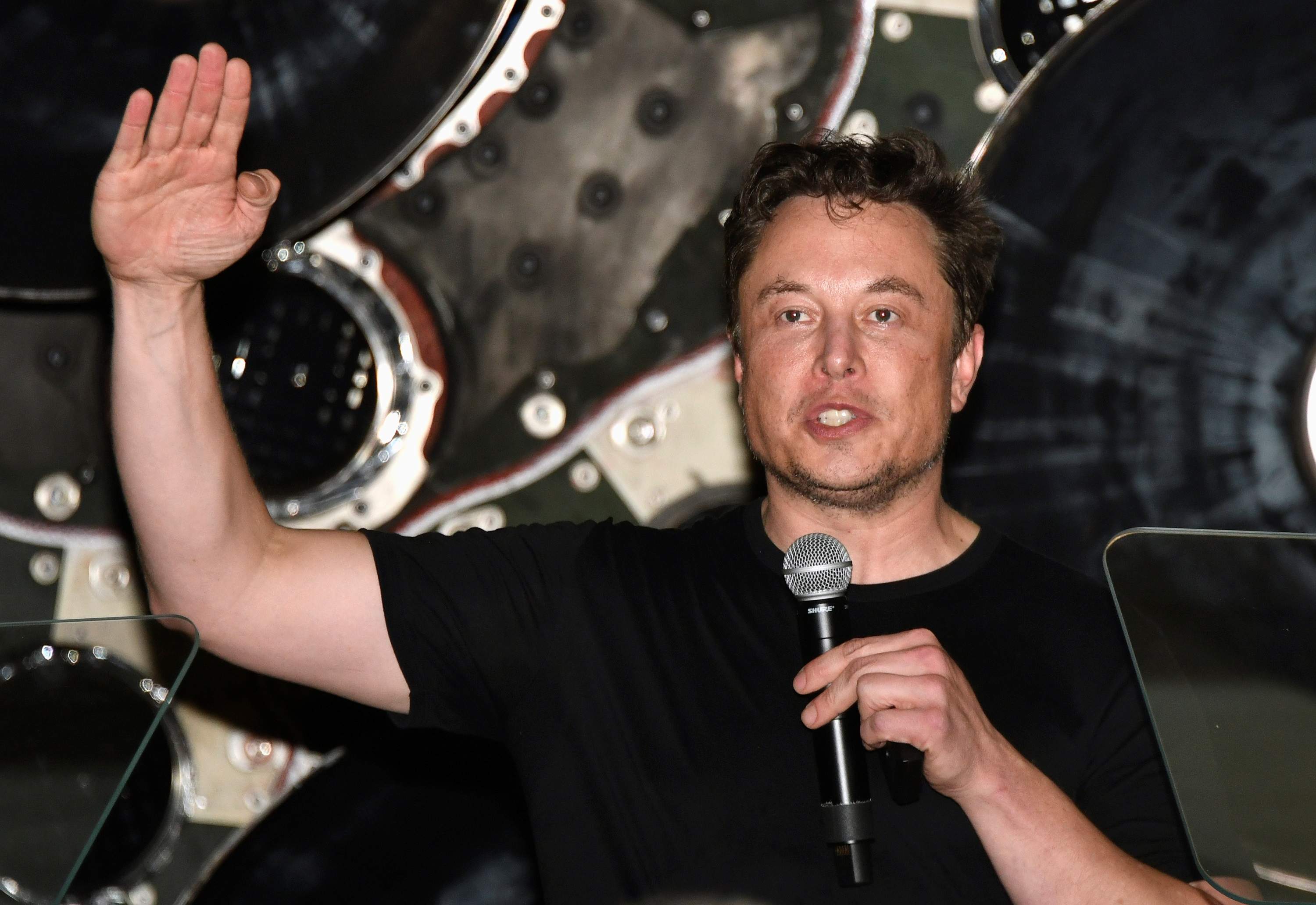 elon-musk-mano.jpg