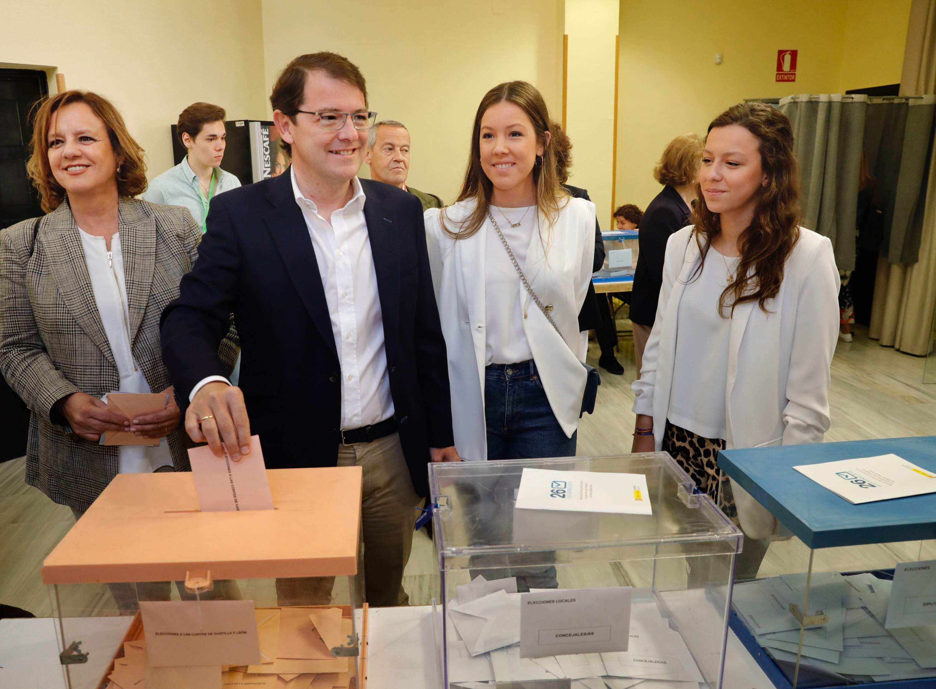 elecciones-autonomicas-Fernandez-Manueco.jpg