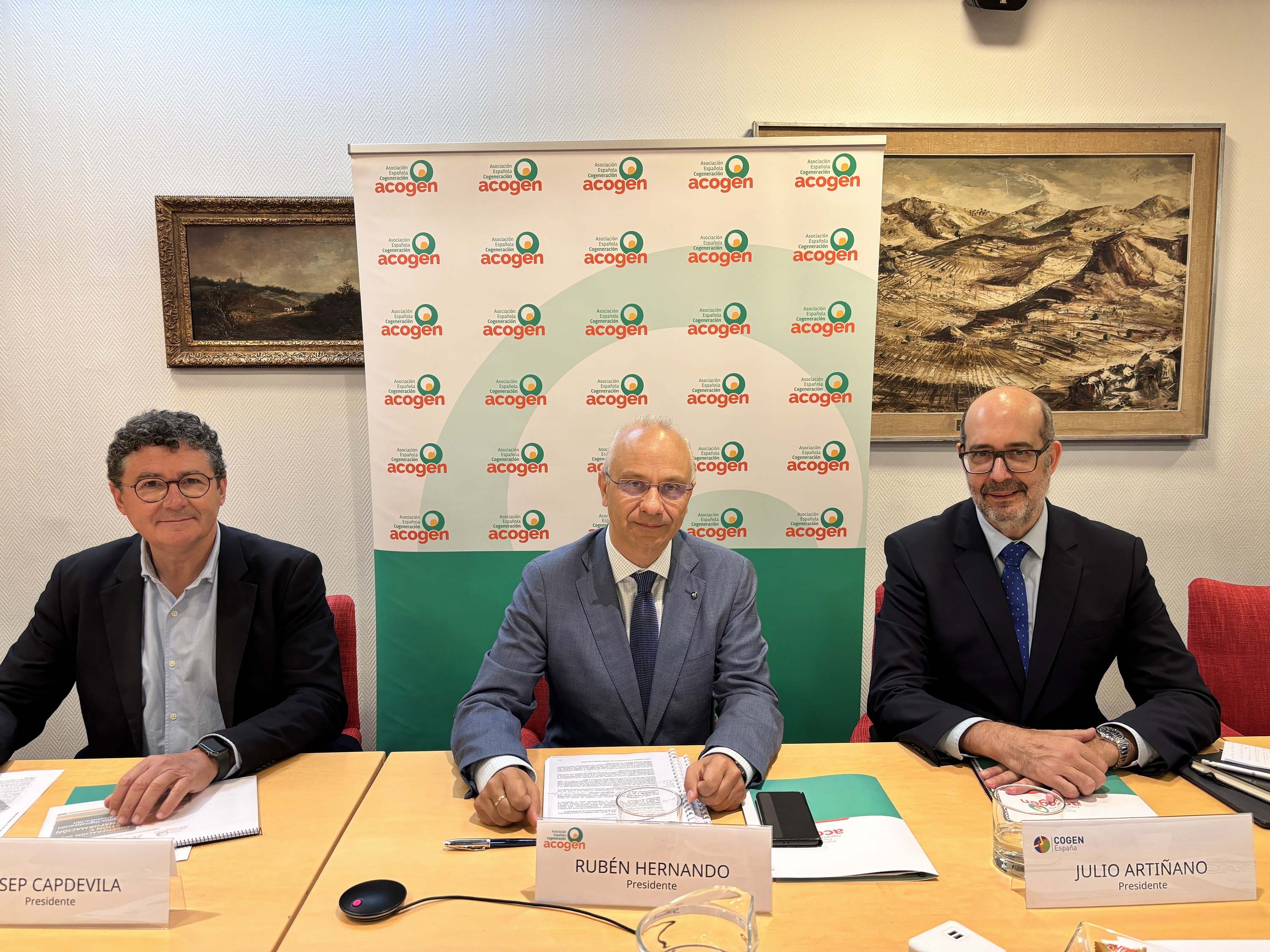 El presidente de ADAP, Josep Capdevilla, el presidente de ACOGEN, Rubén Hernando,  y el presidente de COGEN España, Julio Artiñano. EE