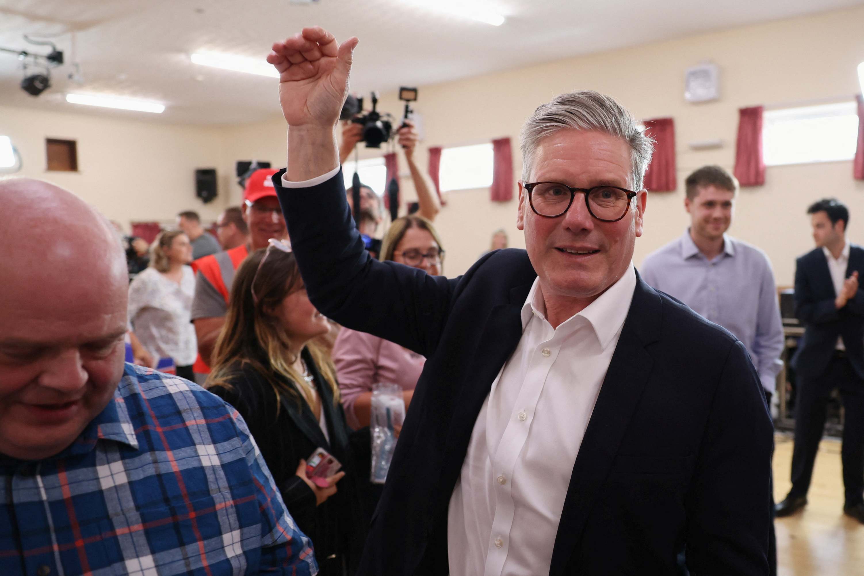 El líder del Partido Laborista de la oposición británica, Keir Starmer, asiste a un evento de campaña electoral general laborista, en Norton Canes, Gran Bretaña.